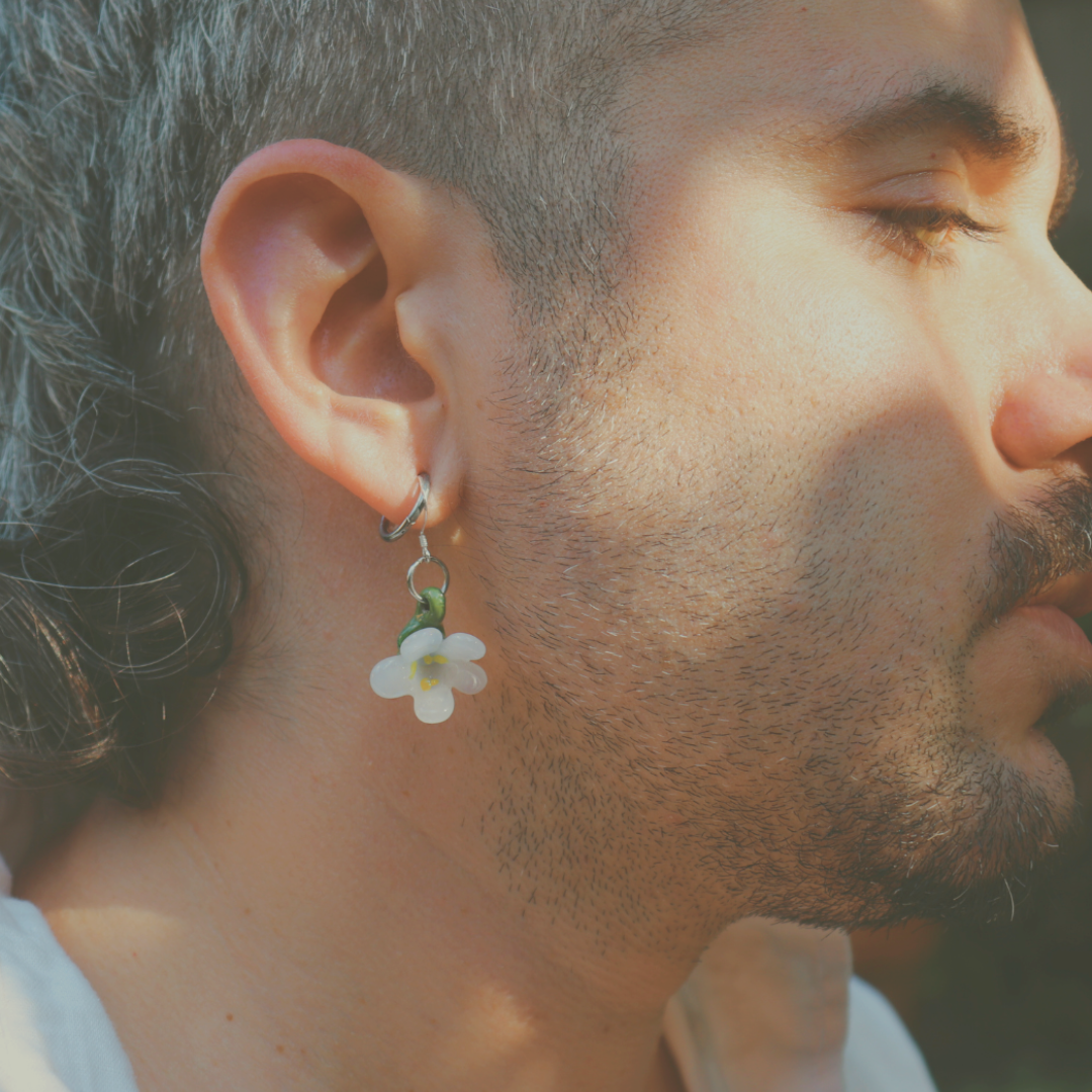 BLOMMOR: White Flower Earrings