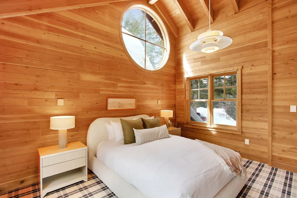 Bedroom 2: Solo Queen