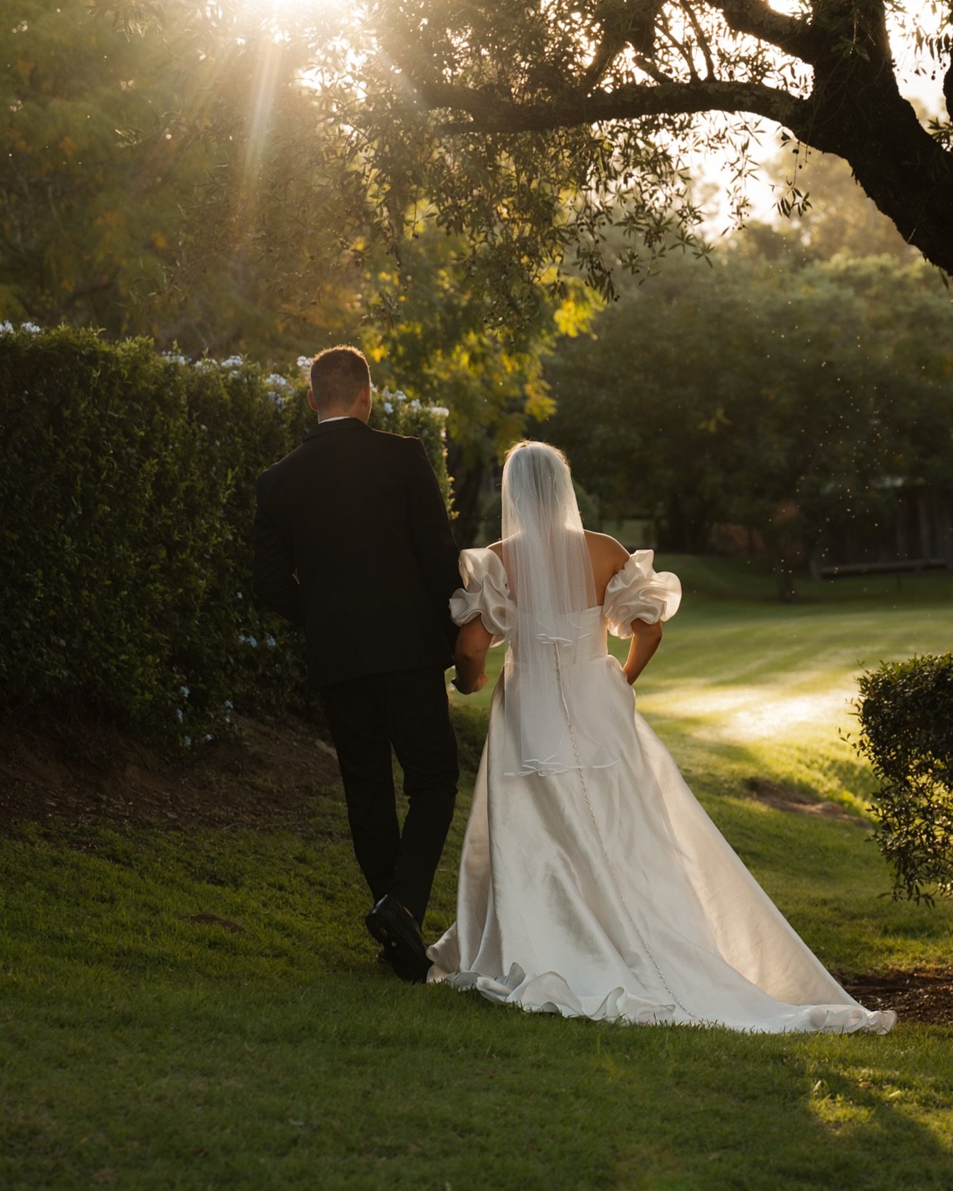 This moment ✨ This light ✨ This love 
..
..
..
#weddinginspiration #justmarried #brideandgroom 
#weddingphotography #weddingphotographer 
#loveinbloom #luxurywedding #scone