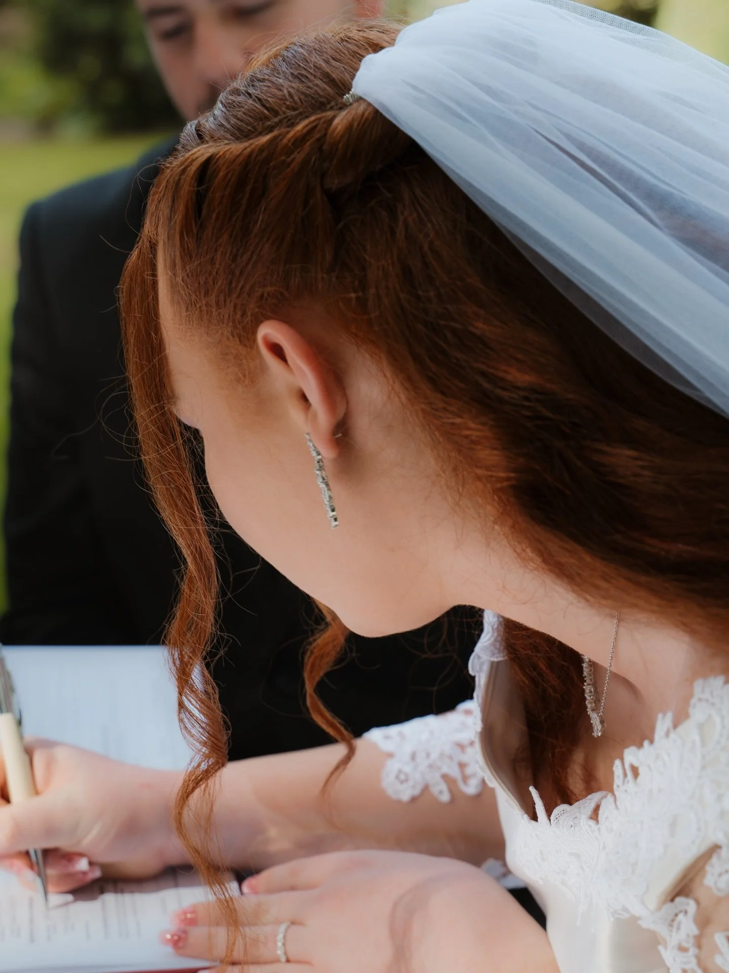 I loveee the small details. 🕊️🤍 I also loved your wedding @jazzyelephant56 

@petersonsarmidale 
@samanthaskinnercelebrant 

#weddingphotographer #wedding #armidalewedding #weddingday