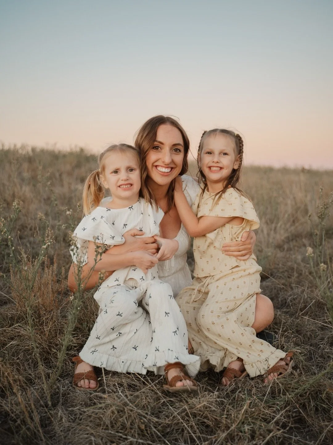 Bek loves her girls to the moon and back&hellip; and then a little further, just to be sure. 🌙💫

#familyphotos #sunset #loveyoutothemoonandback #familyphotographer