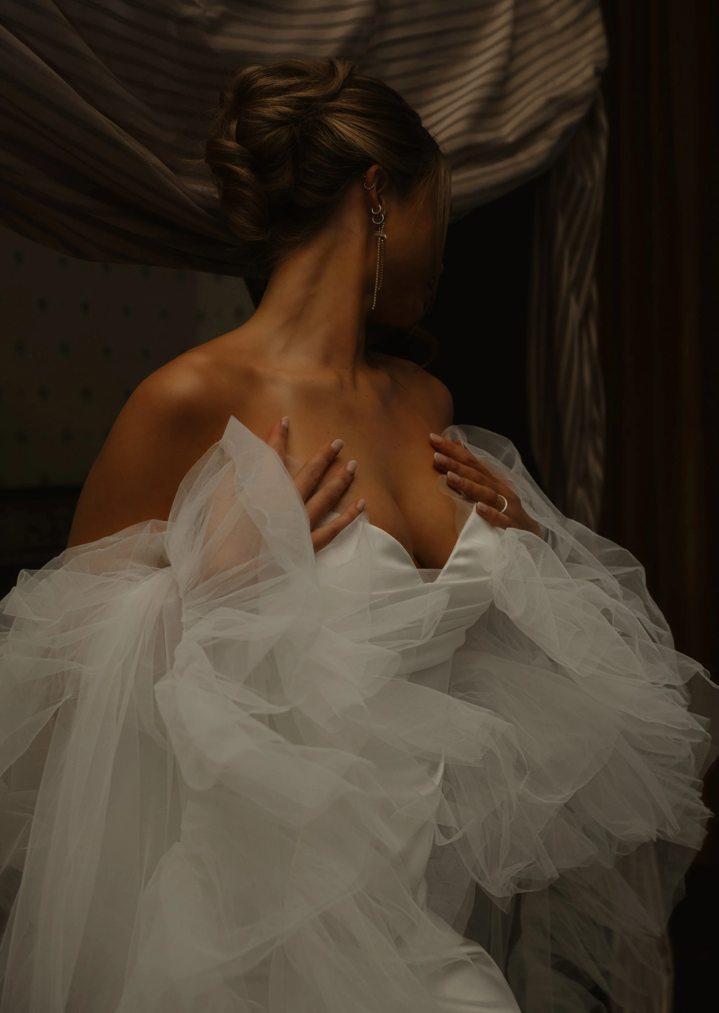 moody wedding photography, editorial bridal portrait, cinematic wedding photographer, fine art bridal details, romantic bride portraits.