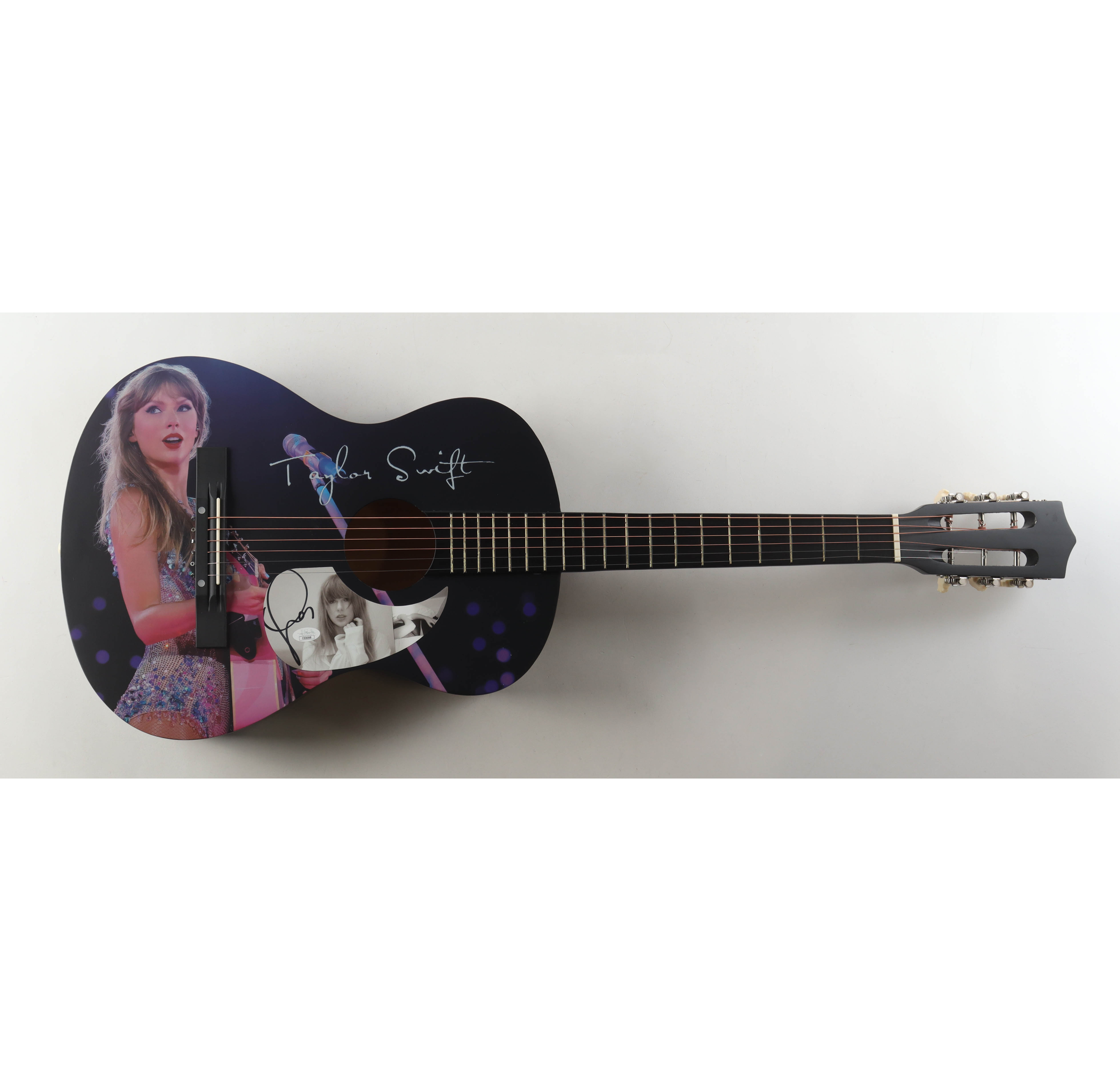 TaylorSwiftGuitar-Pic2.jpg