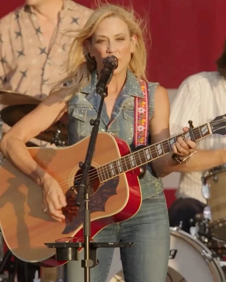 Sheryl Crow&rsquo;s new album 𝙋𝙞𝙘𝙠 𝙔𝙤𝙪 𝙐𝙥 is out now on all streaming platforms! 🎧

Vinyl &amp; CD will be available on November 20th, so preorder your copy now via the link in bio 🔗