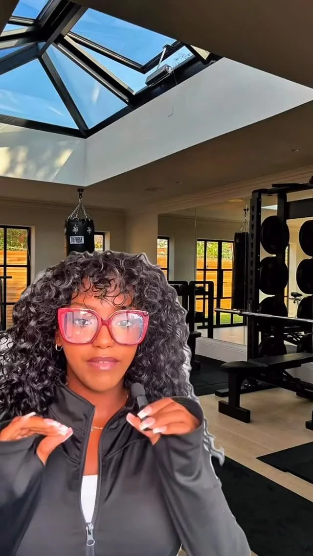 Why You Follow Your Favorite Fitness Influencer (Without Even Realizing It) ποΈ‍βοΈβ¨
Spoiler: it’s not just the workouts. It’s the lifestyle they’re selling. The mindset shifts. The “I want to feel like that” moments