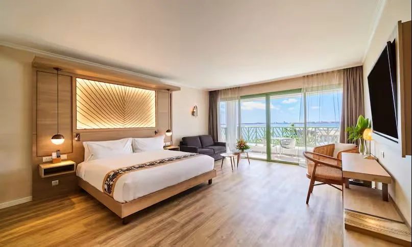 1 King Bed Premier Ocean View.jpg