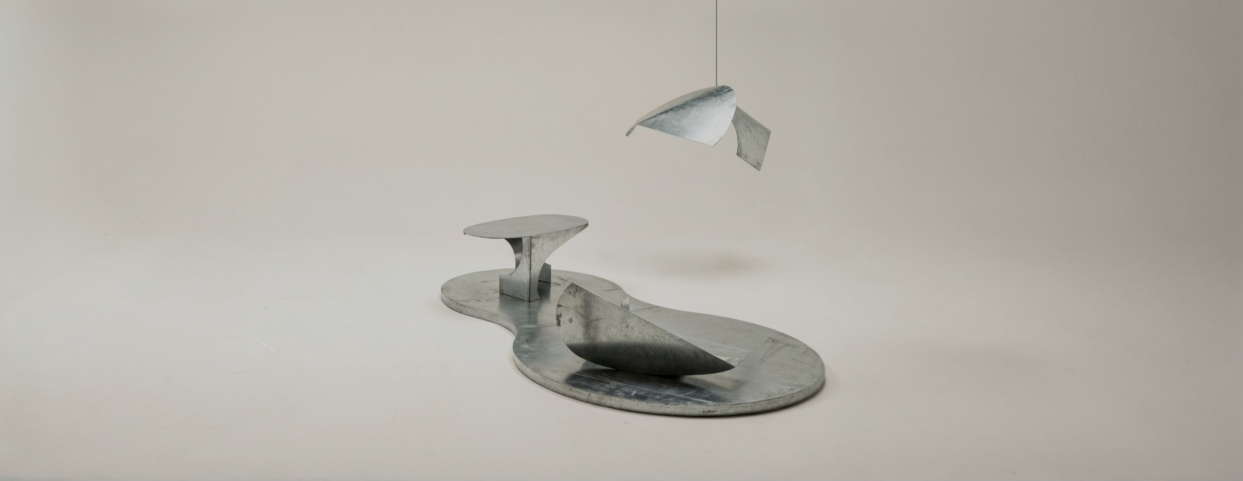 Gemini armchair est fait en tôle d'acier bleu