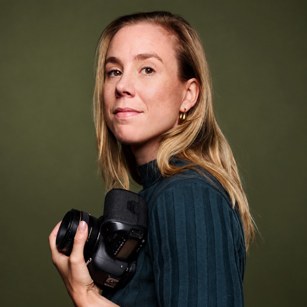 Len Land, fotograaf, met haar camera
