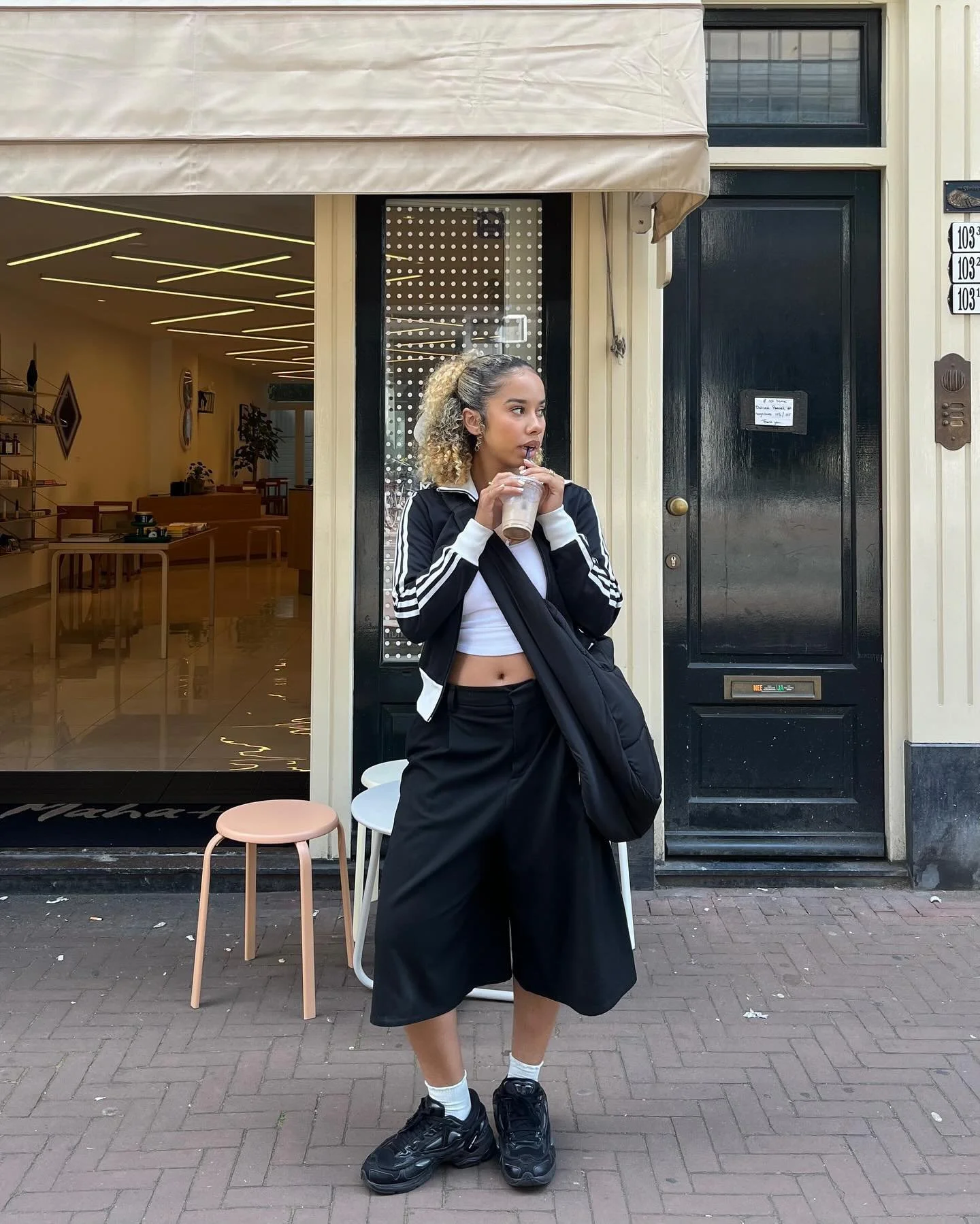 a stroll around the city with @danniselibiana