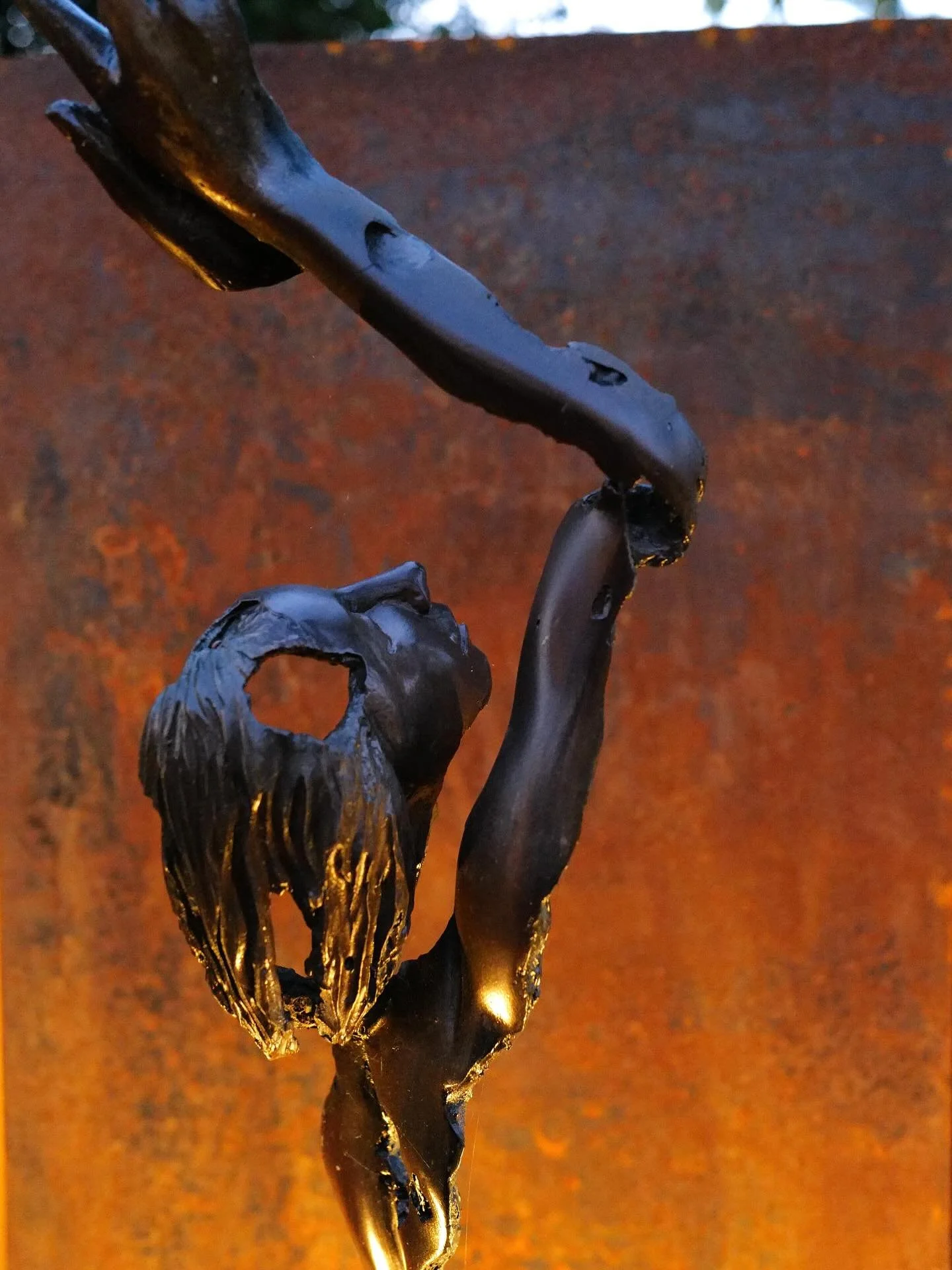 The suns gone down and the lights have come on at our recently completed garden in Staplehurst. Illumination all brilliantly provided by SCEC Electrics. #Gardenlighting #gardendesign #smallgardens #towngardens #gardensculpture #scec_electrical_contra