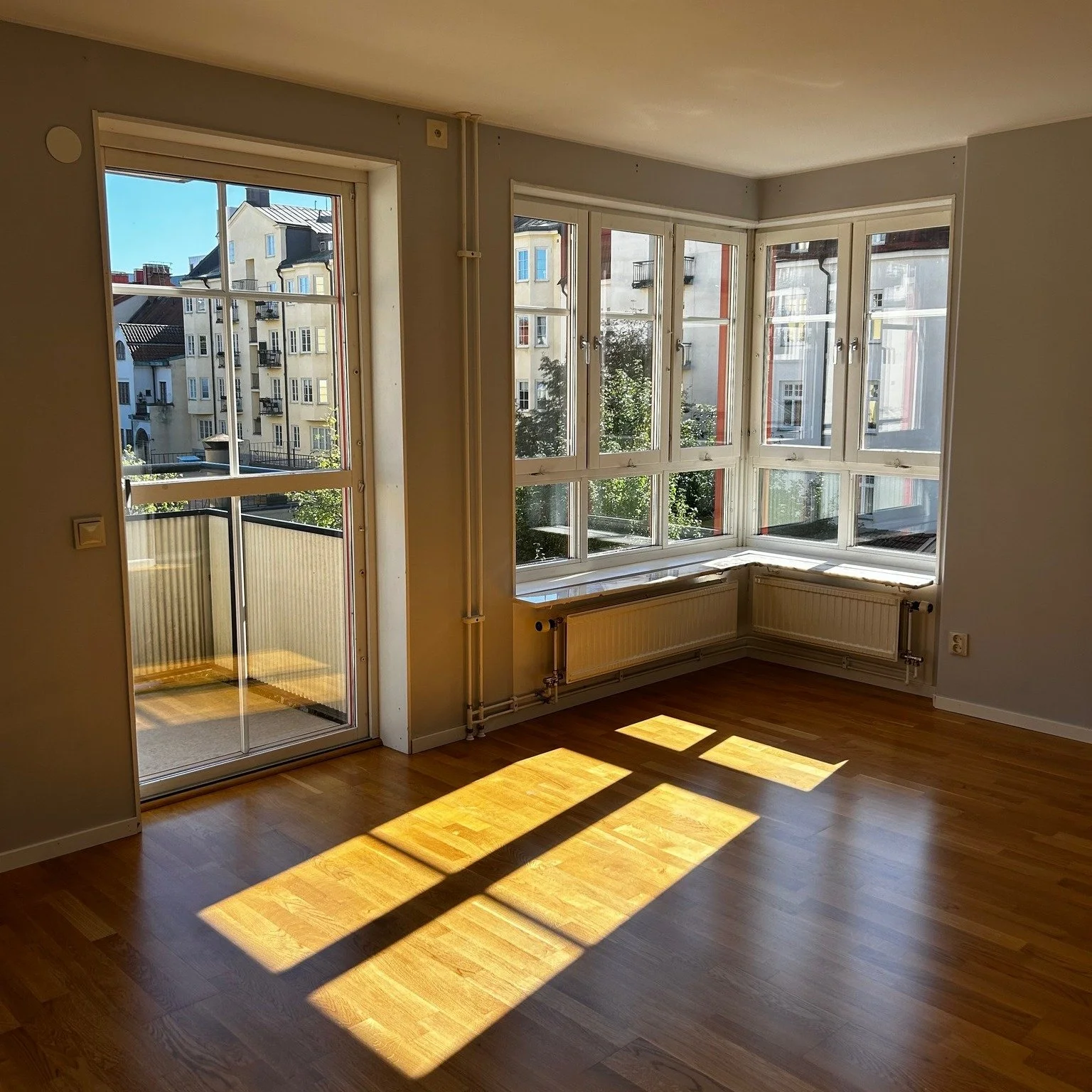 Ljuset fr&aring;n en av v&aring;ra fina l&auml;genheter. Njut av solen och trevlig helg!