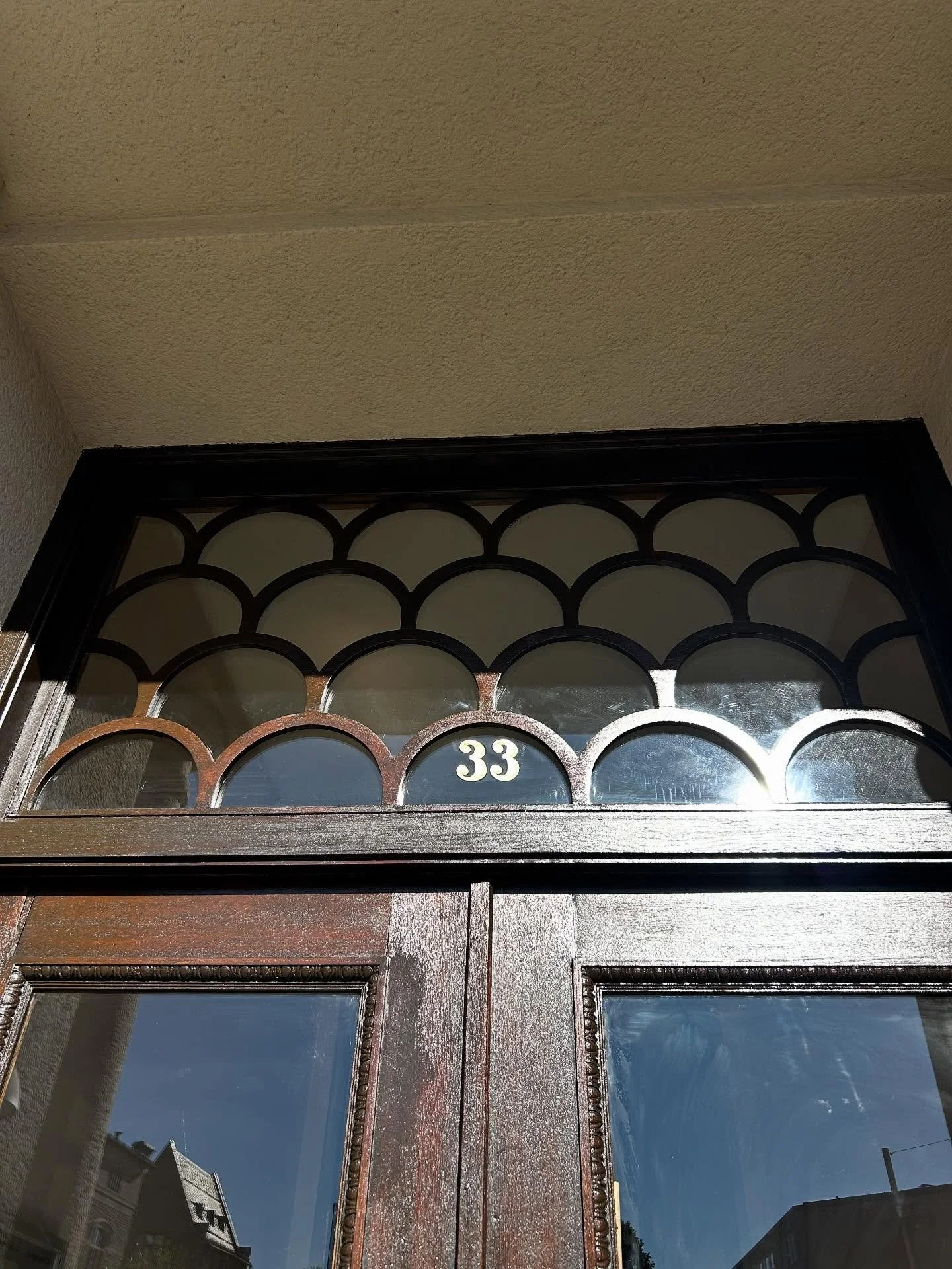 En nyrenoverad entr&eacute;d&ouml;rr med fina detaljer som speglar sig i solskenet.