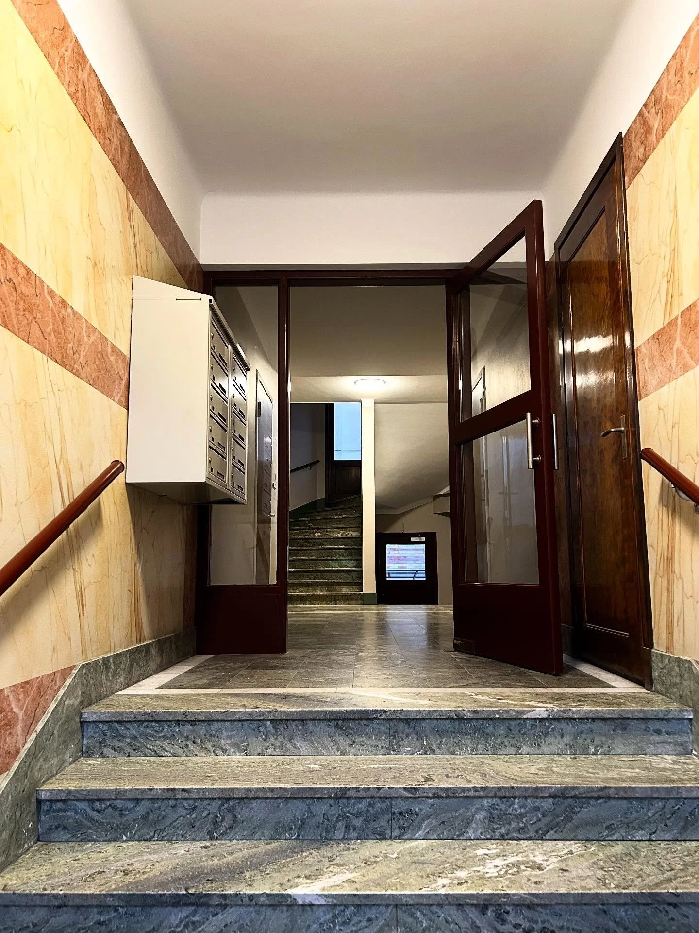 Nyrenoverad trappuppg&aring;ng. Fina gamla gr&ouml;na golv tillsammans med en r&ouml;dbrun detaljf&auml;rg. S&aring; snyggt!