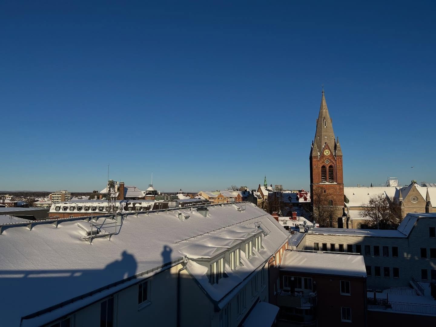 Kylan &auml;r verkligen h&auml;r och vilka vackra bilder det blir 🥶❄️👌🏻 Fr&aring;n taket p&aring; Kv Pr&auml;stg&aring;rden