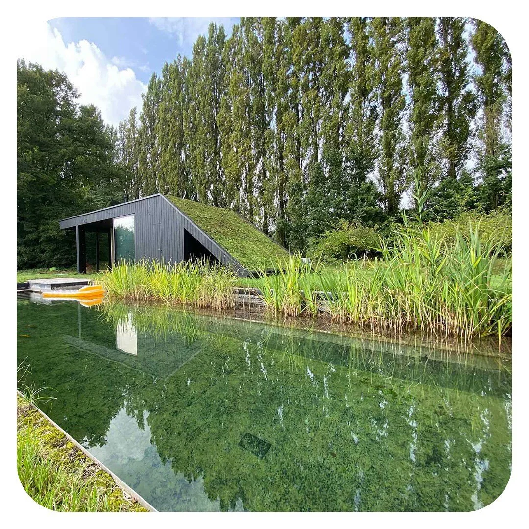 De grens tussen huis en tuin vervaagt. 

Ik laat groen naar binnen kijken,
haal het licht tot diep in huis,
ontwerp openingen die niet zomaar ramen zijn,
maar stille uitnodigingen naar buiten.

In elk ontwerp zoek ik dat evenwicht:
tussen beschutting