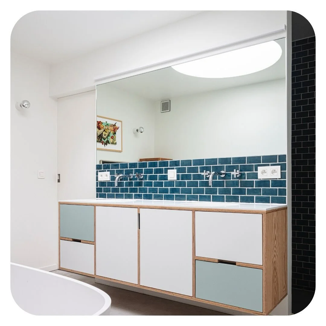 Verborgen parels - badkamerspecial 😉
De kracht van een ontwerp zit vaak in wat je niet meteen ziet. Logica in de indeling, slimme oplossingen, aandacht voor licht en rust. Die dingen maken een huis echt werkbaar en leefbaar.
⮕ Kom kennismaken en l