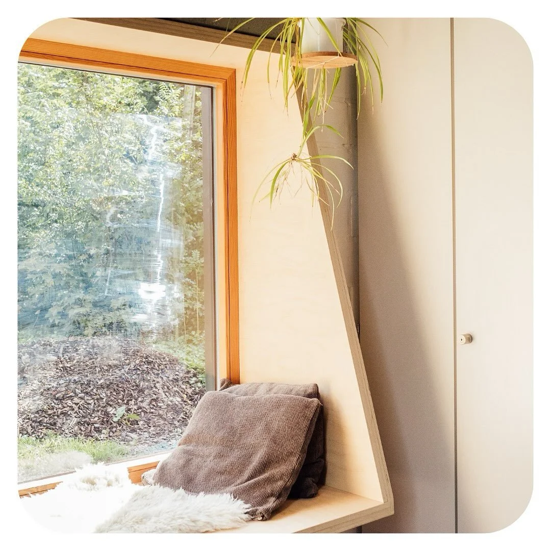 Architectuur draait niet om het bouwen van huizen, maar om het bouwen van ruimtes voor mensen. 
Elk ontwerp begint bij luisteren: naar dromen, naar gewoontes, naar wie jij bent. 
Dat zit in de grote én de kleine dingen. Zowel in het bedenken