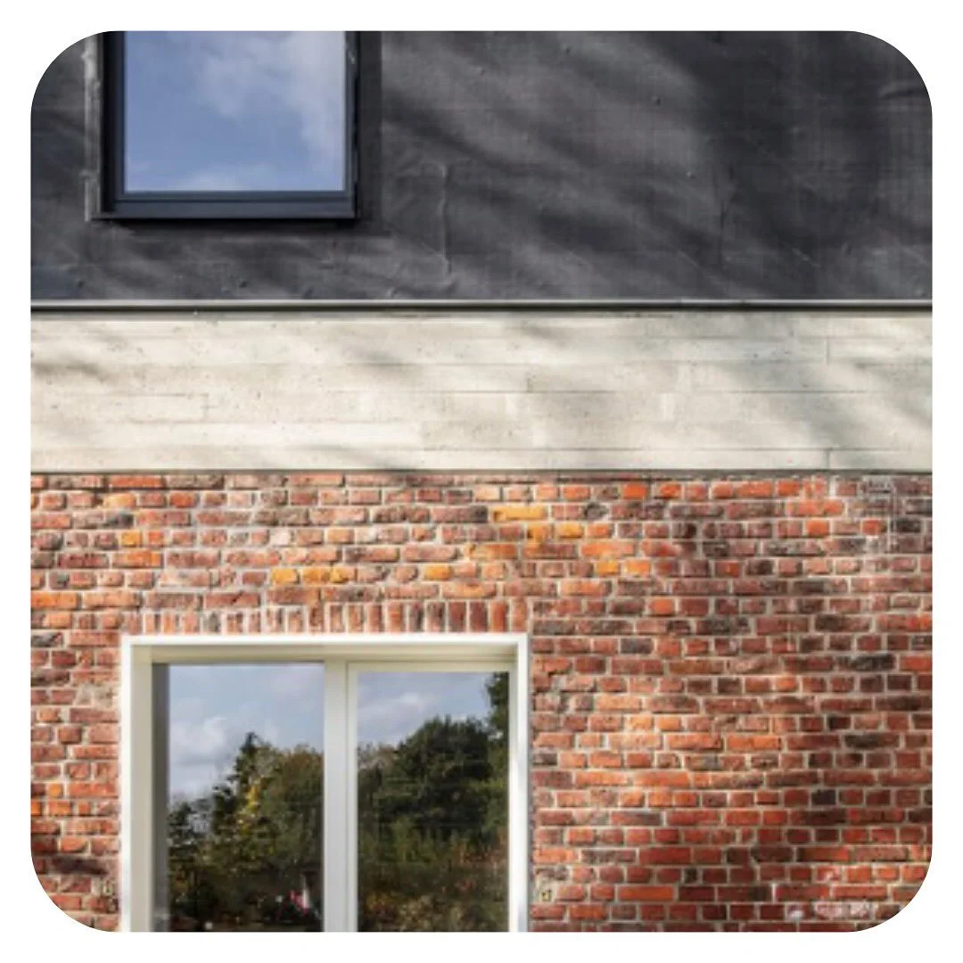 Materialen vertellen verhalen. 
Ik kies graag voor duurzame, eerlijke materialen die mooi verouderen en rust brengen in een ontwerp. Swipe voor enkele voorbeelden van materialen die ik graag gebruik. 🪵
⮕ Nog meer inkijk? Ga verder swipen op mijn w