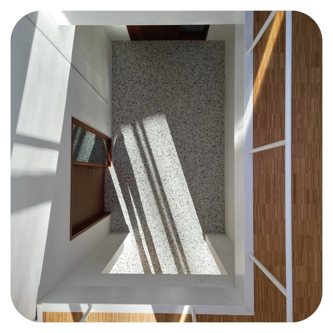 Goede architectuur hoeft niet luid te zijn. Soms is het net de stilte in een ruimte die blijft hangen. Elk ontwerp is afgestemd op wie het zal bewonen. De schoonheid zit in de eenvoud, in het detail. 
Architectuur als rustpunt. 
⮕ Benieuwd hoe zich