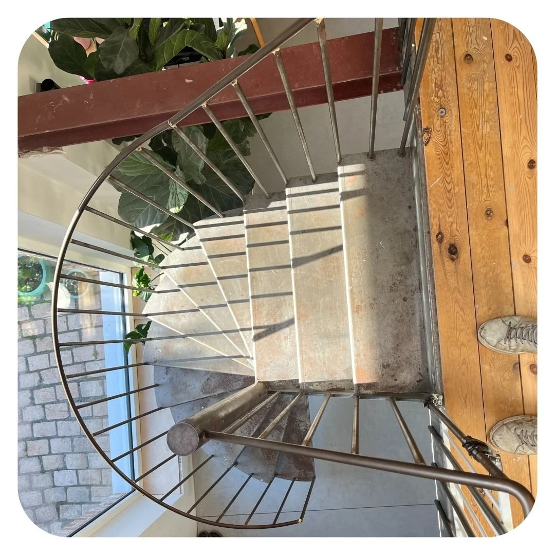 Van gesloten naar open.
Van donker naar licht.
Swipe voor het voor &amp; na verhaal van deze totaaltransformatie in Sint-Pieters-Leeuw voor Martijn &amp; Heleen.