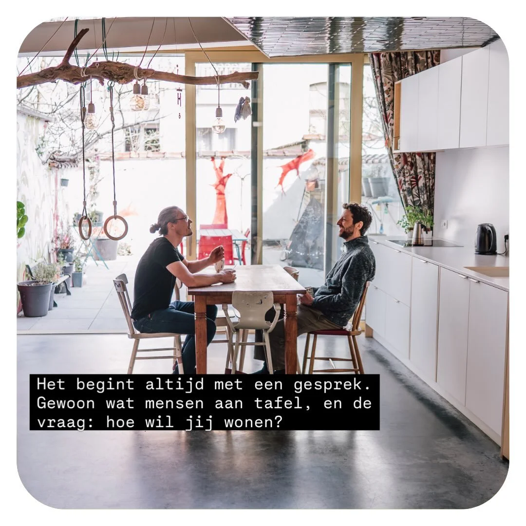 Het begint altijd met een gesprek. 

Niet met een lastenboek, niet met een budget, niet met een plan. 

Gewoon wat mensen aan een tafel, en de vraag: hoe wil jij eigenlijk wonen?

Die vraag is voor mij het begin van alles. Want een woning bouwen of v
