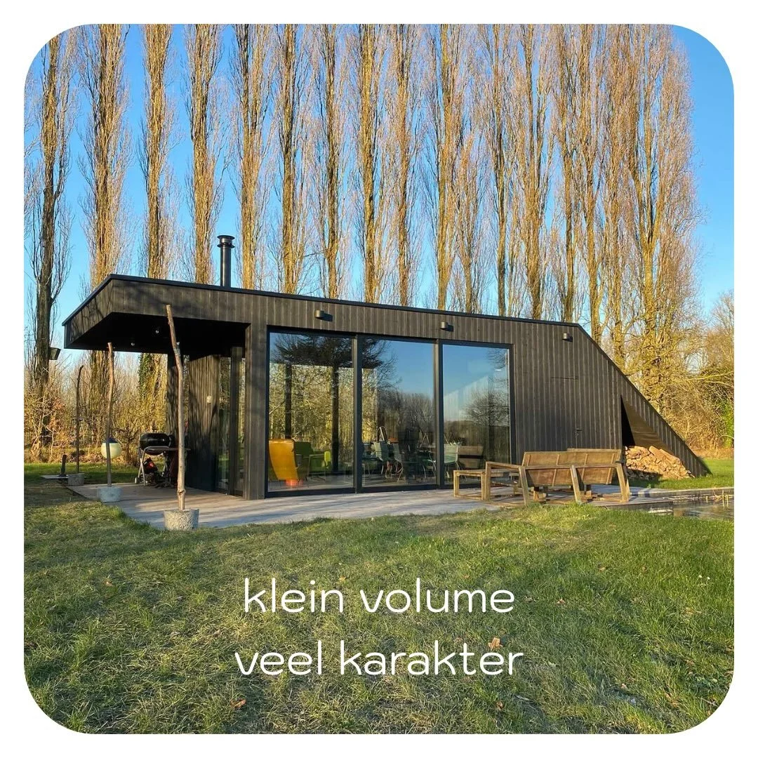 Klein van volume, groot van karakter. 

Prachtig toch?

Een tuinkamer die bijna verdwijnt in de omgeving. 
Zwarte gevel, grote glaspartijen, een schuin dakvlak dat meeloopt met het landschap, een vijver die de reflectie overneemt. 

Geen poespas, gee