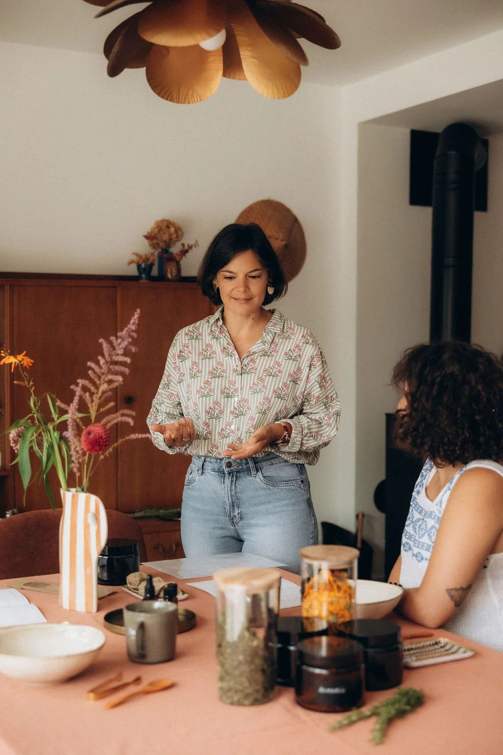 Sarah Azo naturopathe expliquant leur fonctionnement aux femmes de 40 ans et plus