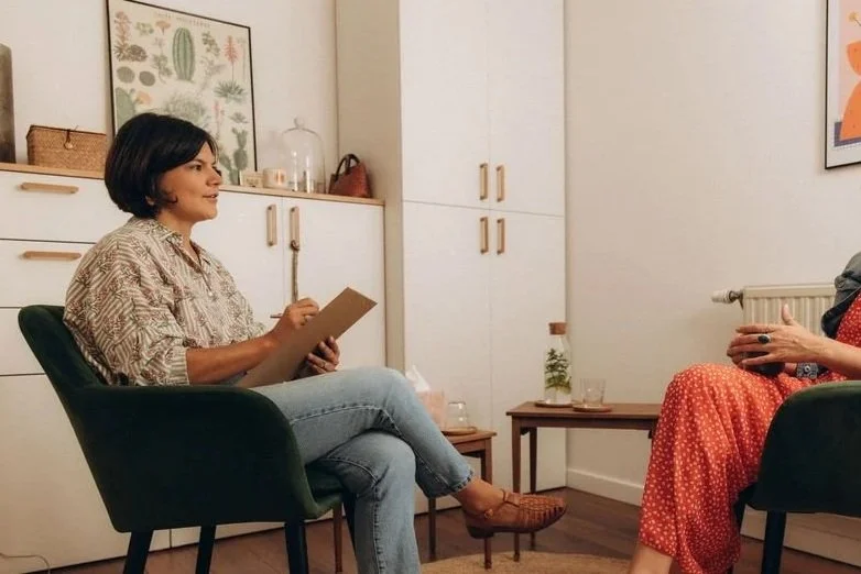 Sarah Azo naturopathe femme en consultation