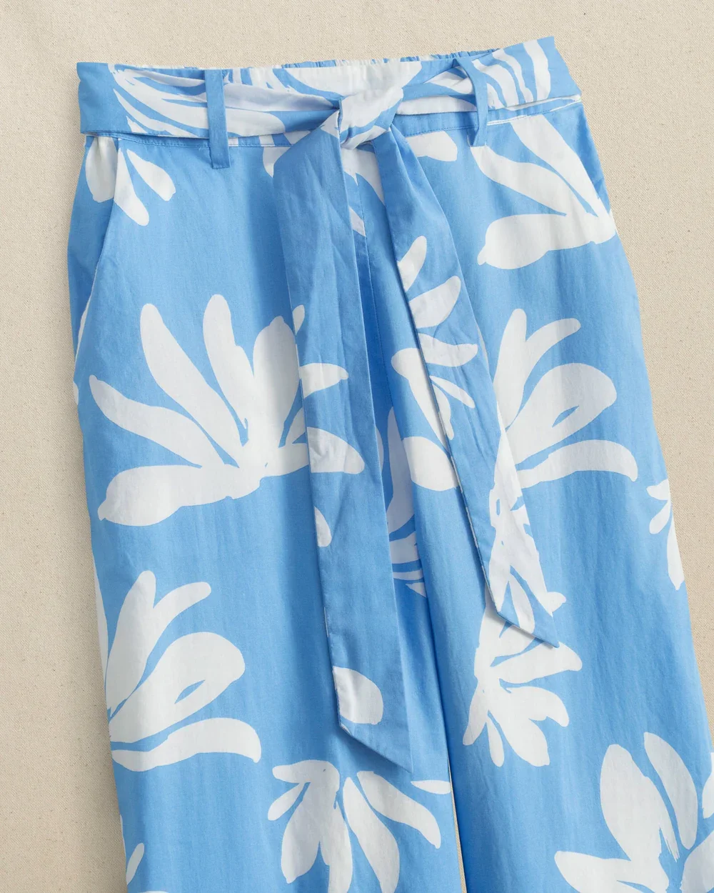 avery-leafy-luxe-printed-pant-boat-blue-detail-11712.webp