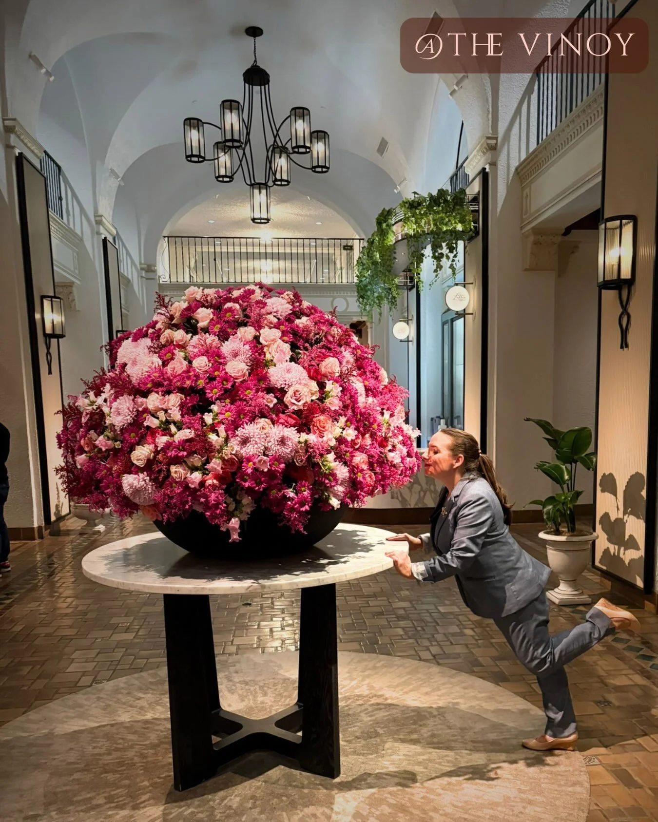 Who doesn&rsquo;t love post-show flowers? I found this magical arrangement in the grand lobby of The Vinoy Resort after performing mentalism and magic for a corporate event.  #femalementalist #eventprofs #flowerstagram #stpetefl #corporateentertainme