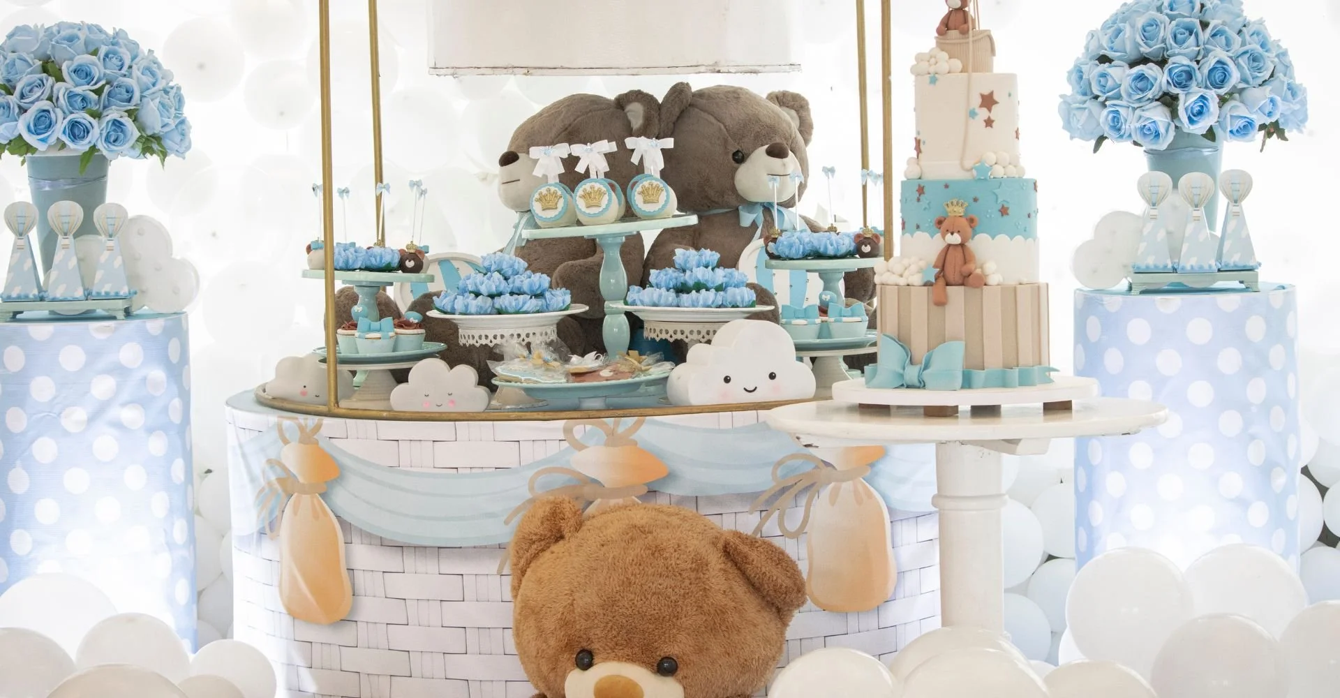 Learn how to host a picture-perfect baby shower with tips for choosing a beautiful venue, coordinating décor, styling food displays, and creating memorable photo opportunities.