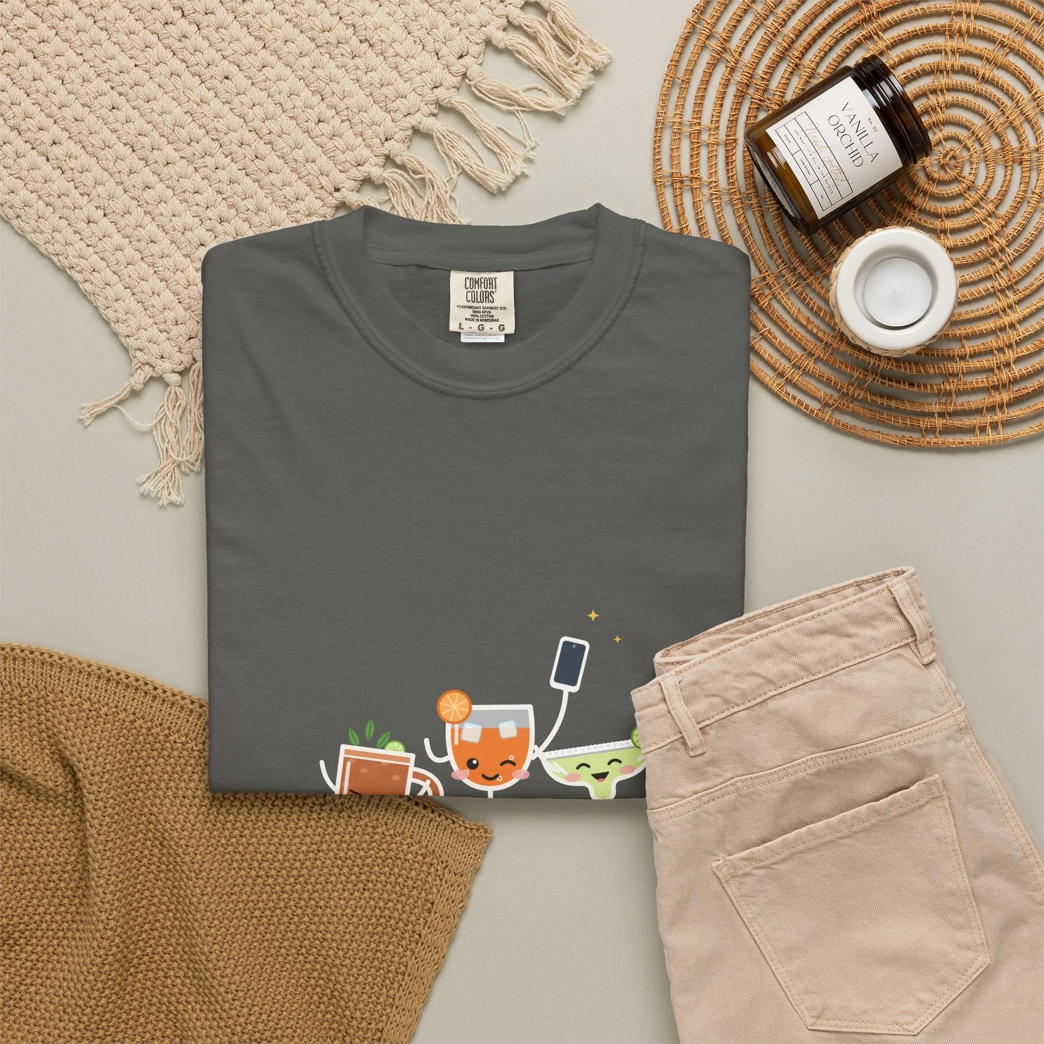 The Photo Round tee in Pepper, detail view