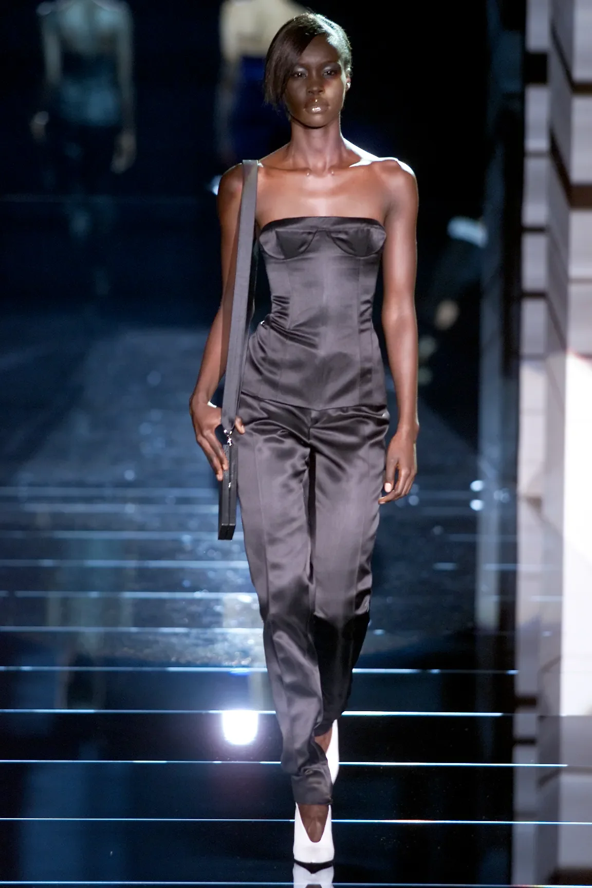 gucci-spring-2001-ready-to-wear-00450-clara.jpg.webp