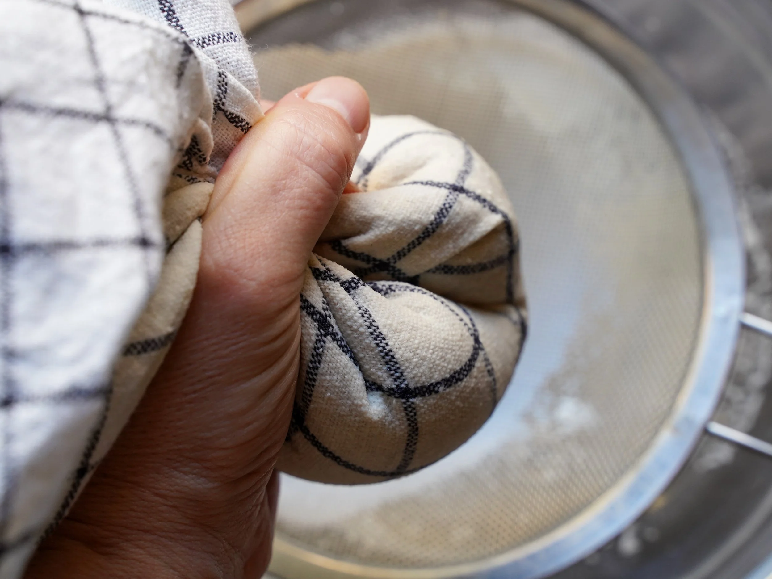 Die Horchata durch ein Geschirrtuch filtern