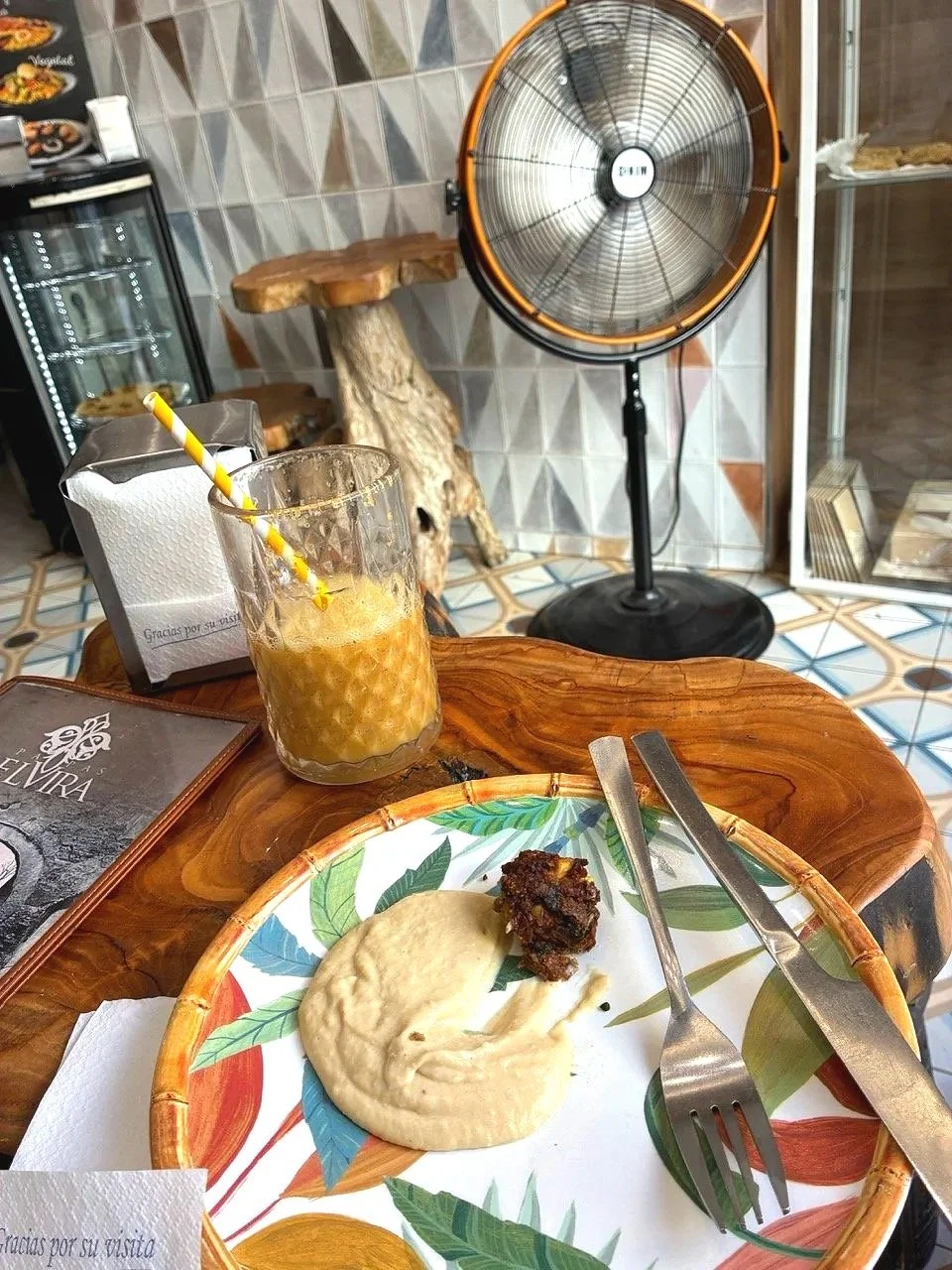 ...stopped for a cool beverage, also offered a falafel espinaca. Tasty. But all is not as it seems