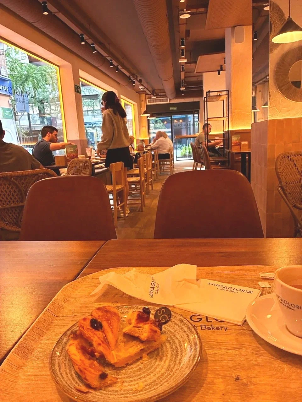 ...next morning - the most modern looking place since I arrived in the Albaicin (Albaycin, Albayzin, etc), a delicious trenza danesa pastry
