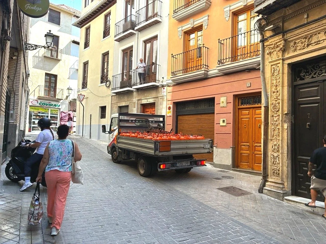 ...what are these - trucks with many - gas cans? Bombonas de butano, 30 lb gas cylinders for heating and cooking