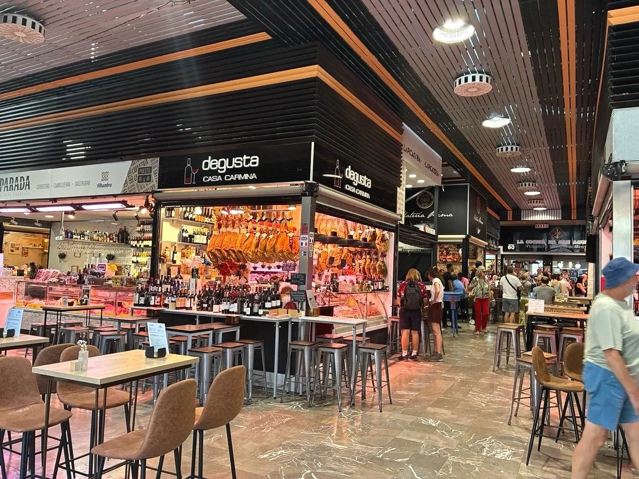 ...un mercado! The one in Barcelona was a full market, vegetables, meat, seafood, a few restaurants. Here, no veggies, but seafood reigned (and jamón)