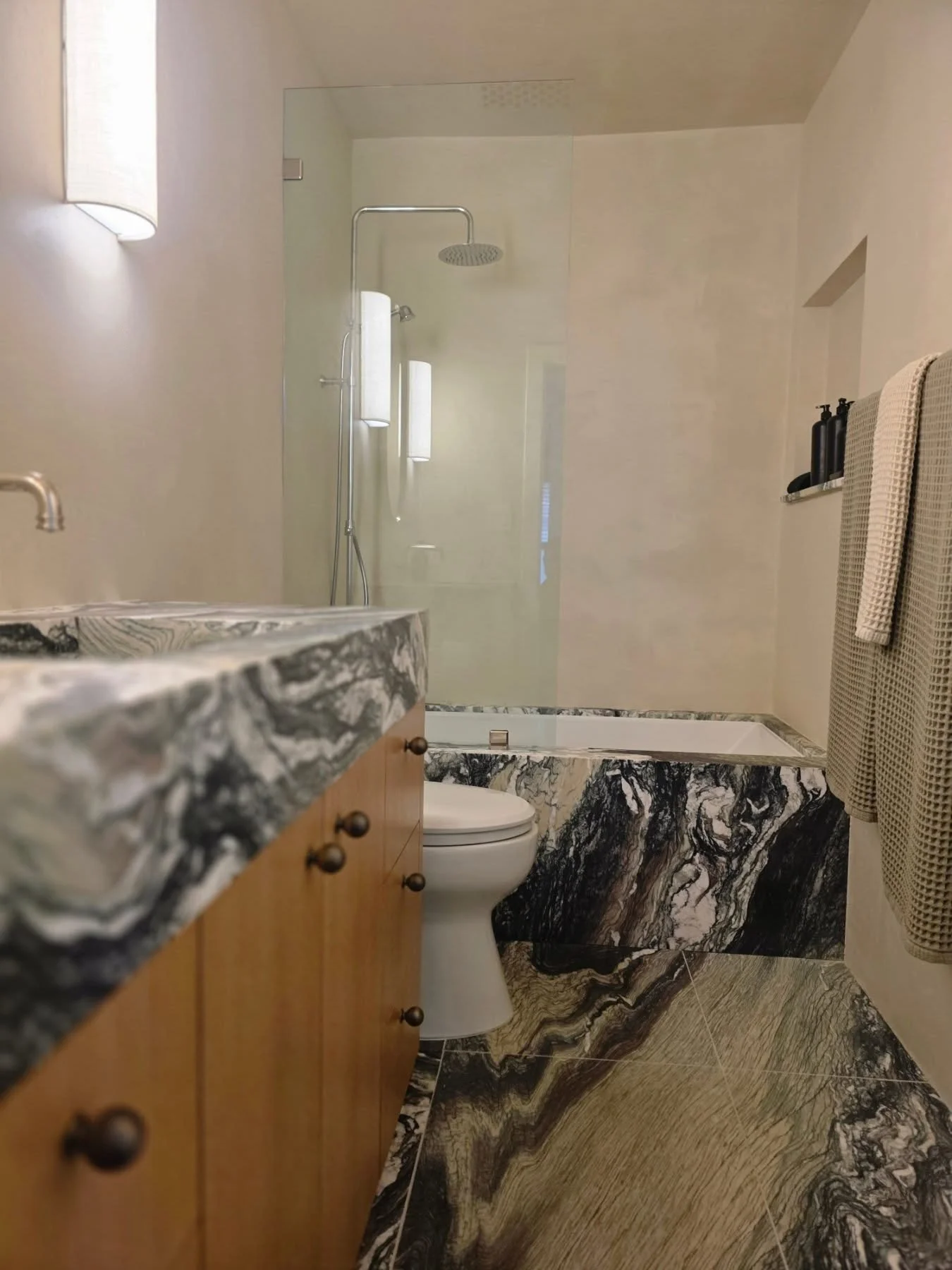 The stunning and beautiful tadelakt plaster in all its glory 😍. This truly cannot be captured, nor can the feelings when experienced in person.

DM for a consultation or visit our website to schedule.

#SexywallsATX #wallart #venetianplastering #fau