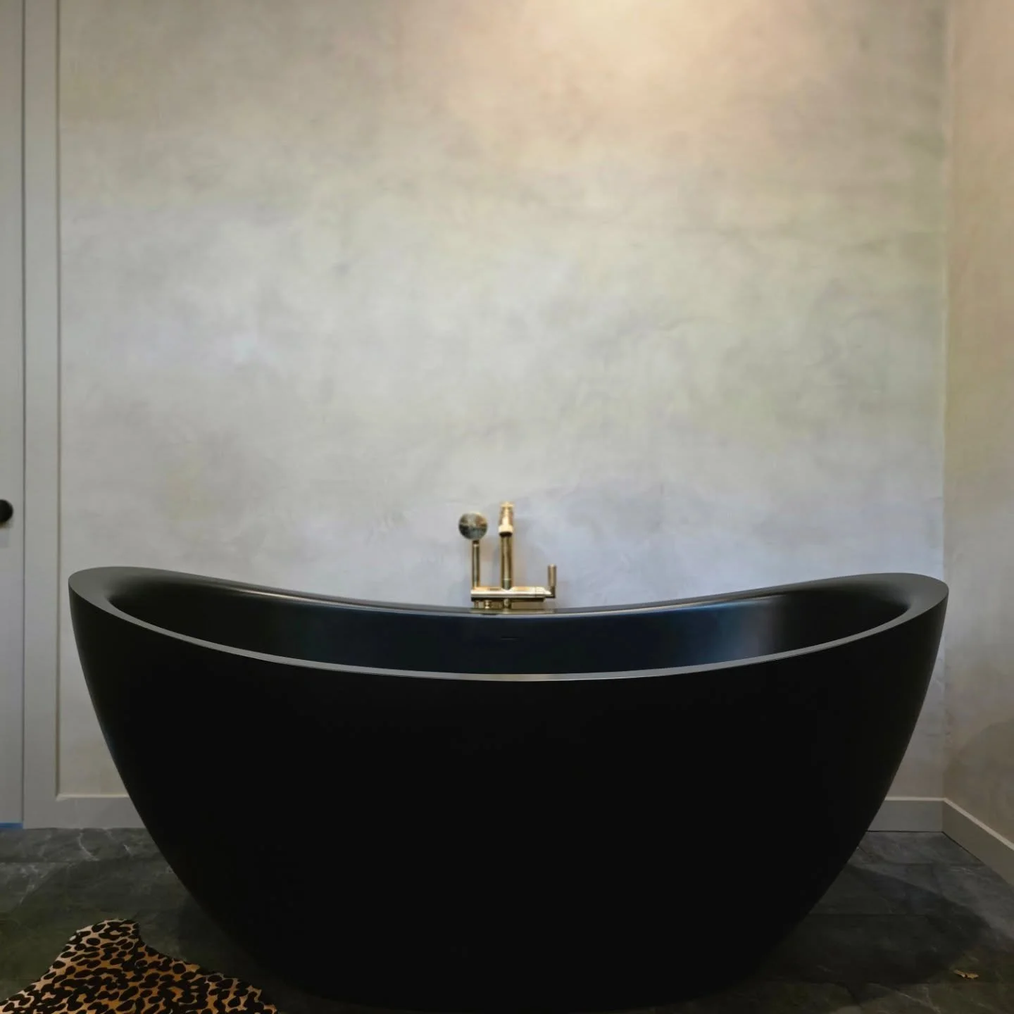 The warmth was truly expressed exquisitely despite the darker tones and truly came together curating this wonderful master bathroom 🩶 

Big thanks to @gohomepoint in trusting our artisans application process with #AuthenticVenetianPlaster.
&mdash;
D