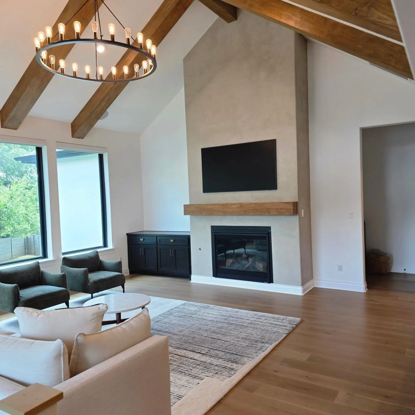 Such warmth in the color tone of the Venetian plaster shown on this centerpiece fireplace. 😍
&mdash;
DM for consultation or visit the website to schedule.
&mdash;
#SexywallsATX #wallart #venetianplastering #fauxpainting #faux #custom #walltreatment 