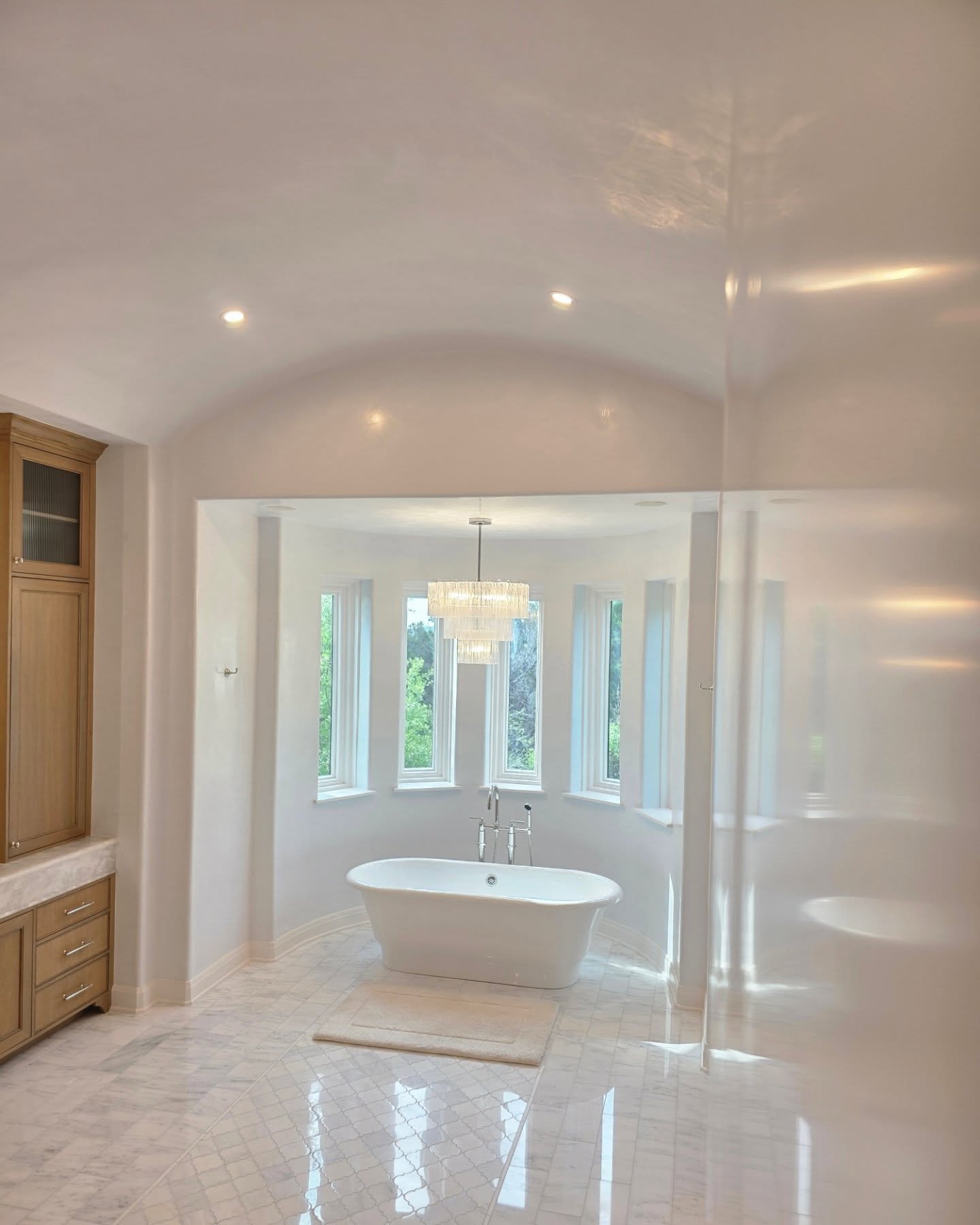 Beautiful master bathroom transformed with Davinci's Authentic Venetian Plaster. See our highlights for a walkthrough.
&mdash;
DM for consultation or visit website to schedule 
&mdash;
#SexywallsATX#wallart #venetianplastering #fauxpainting #faux #cu