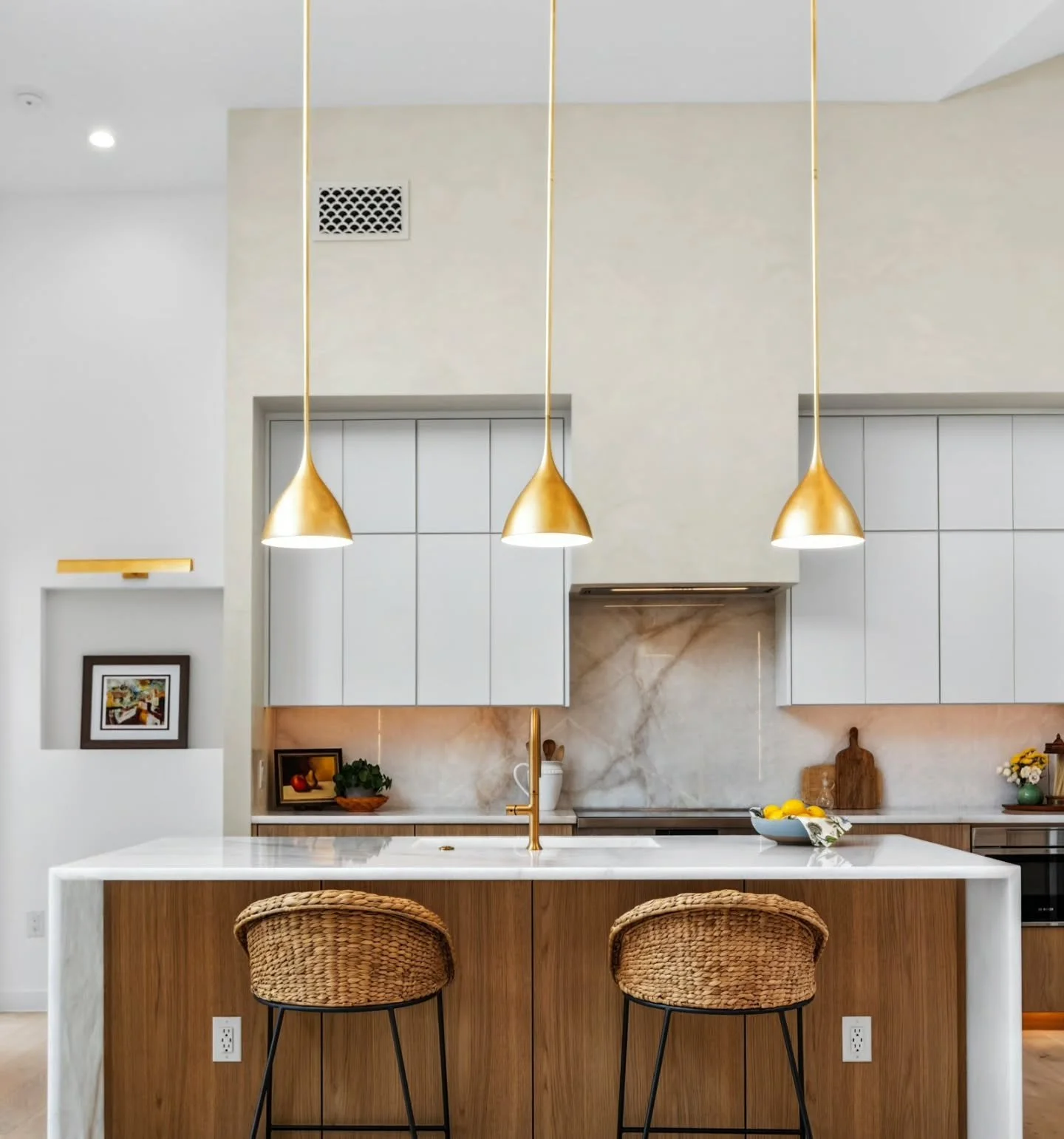 This warm color in Authentic Venetian Plaster truly showcases that soft, subtle still demands attention in any space when applied with our top tier artist at Davinci's Way. Loved the opportunity to collaborate with the hard work of builder @buildnati