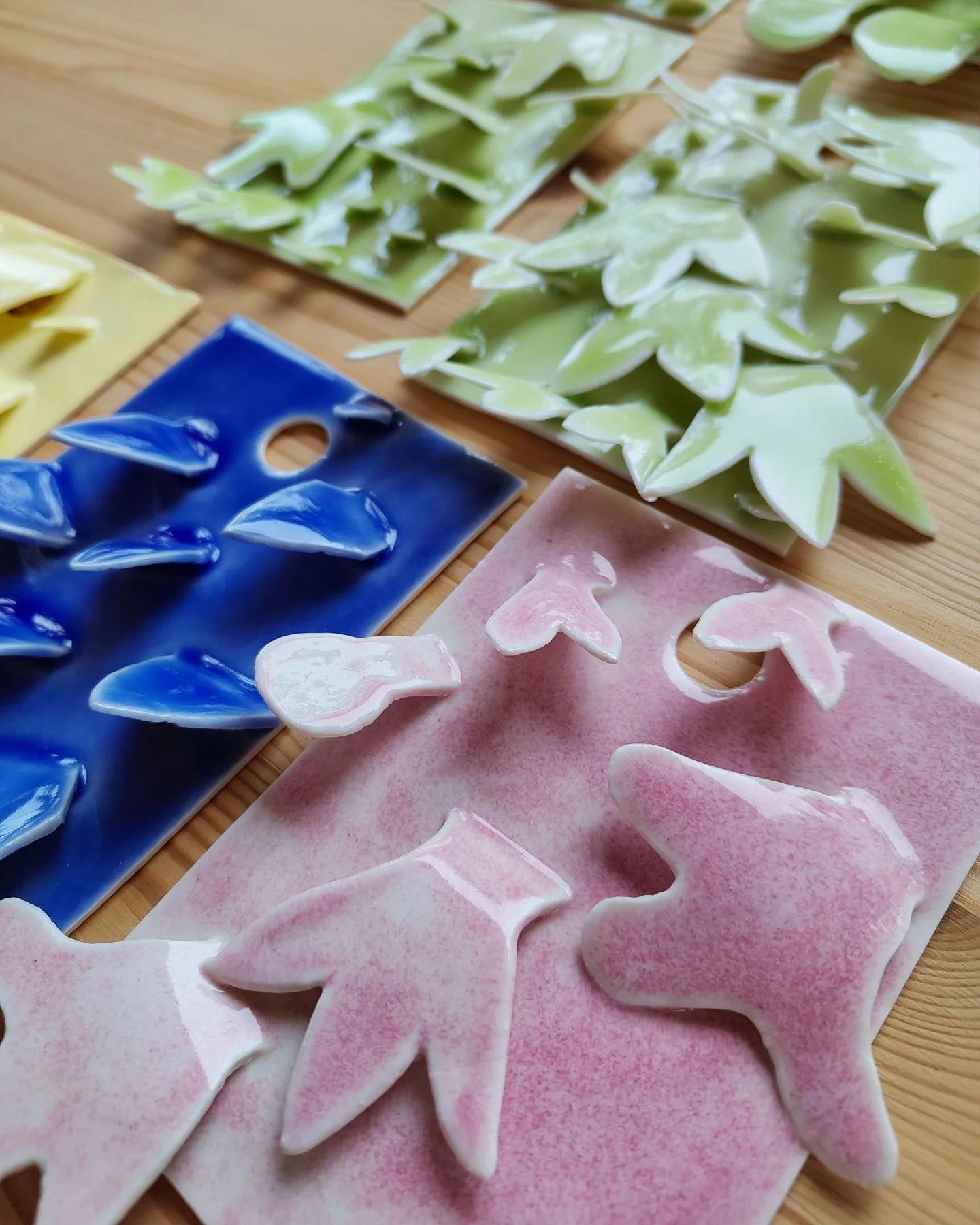 "Fur" test samples. The flakes/scales/feathers = fur. How does the shape of the fur effect how it settles in the heat?

I expected these to also be telling glaze tests due to the variation of glaze thickness after firing. But all glazes tha