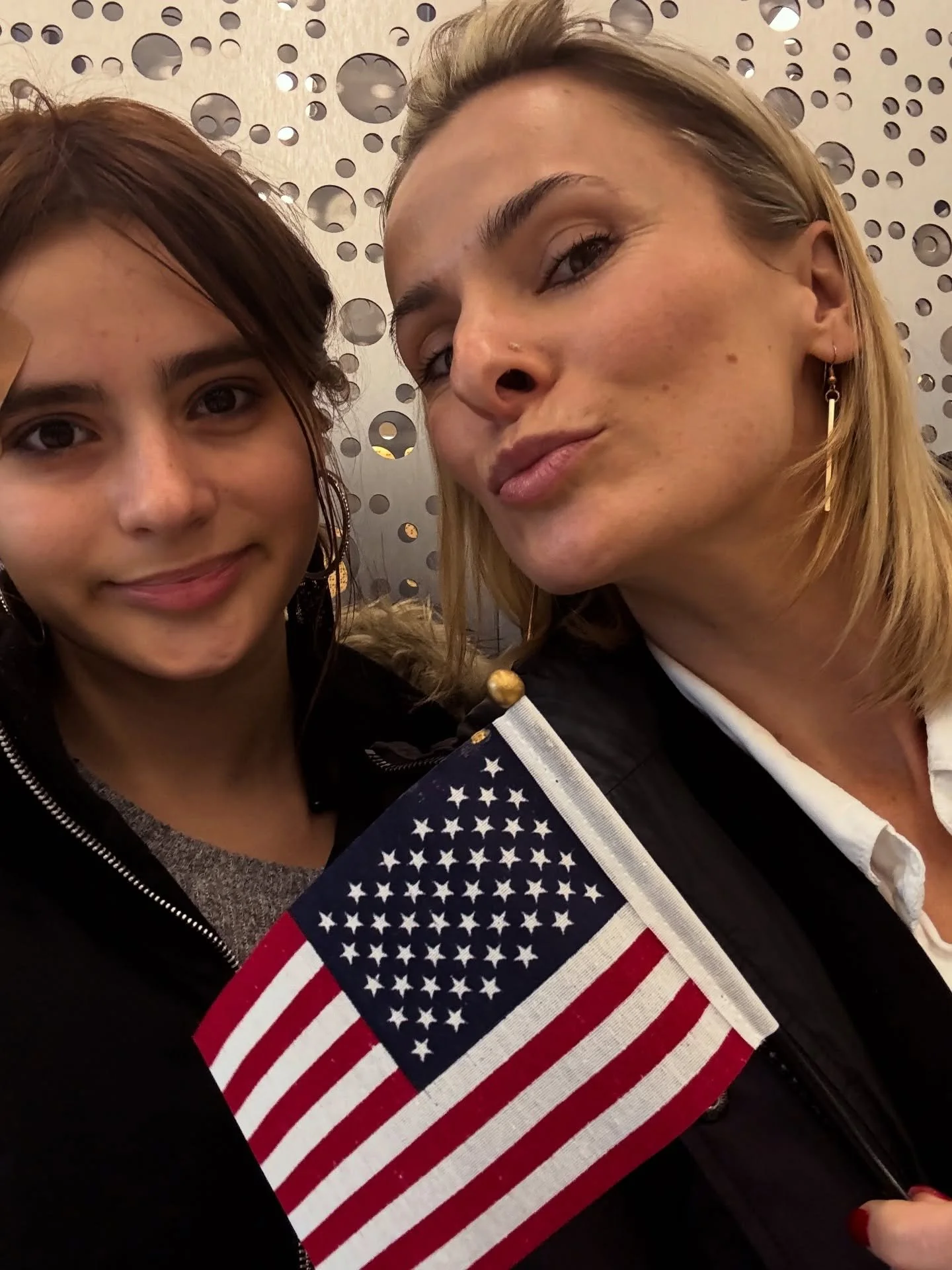 🥹🥹 today is the day I became an American citizen🥹🥹

Since I was 8 years old I have always said that I would live in America, because it is my home. And yes, always felt like home, but today the feeling of belonging was deeply felt in my body.

Wh