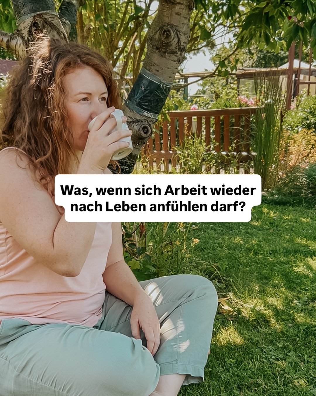Was, wenn sich Arbeit wieder nach Leben anf&uuml;hlen darf?

In letzter Zeit hab ich&rsquo;s oft gesp&uuml;rt:
Ich will nicht mehr arbeiten wie fr&uuml;her.

Nicht planen, pitchen, posten.
Sondern erst mal wieder f&uuml;hlen:
Was lebt da &uuml;berhau