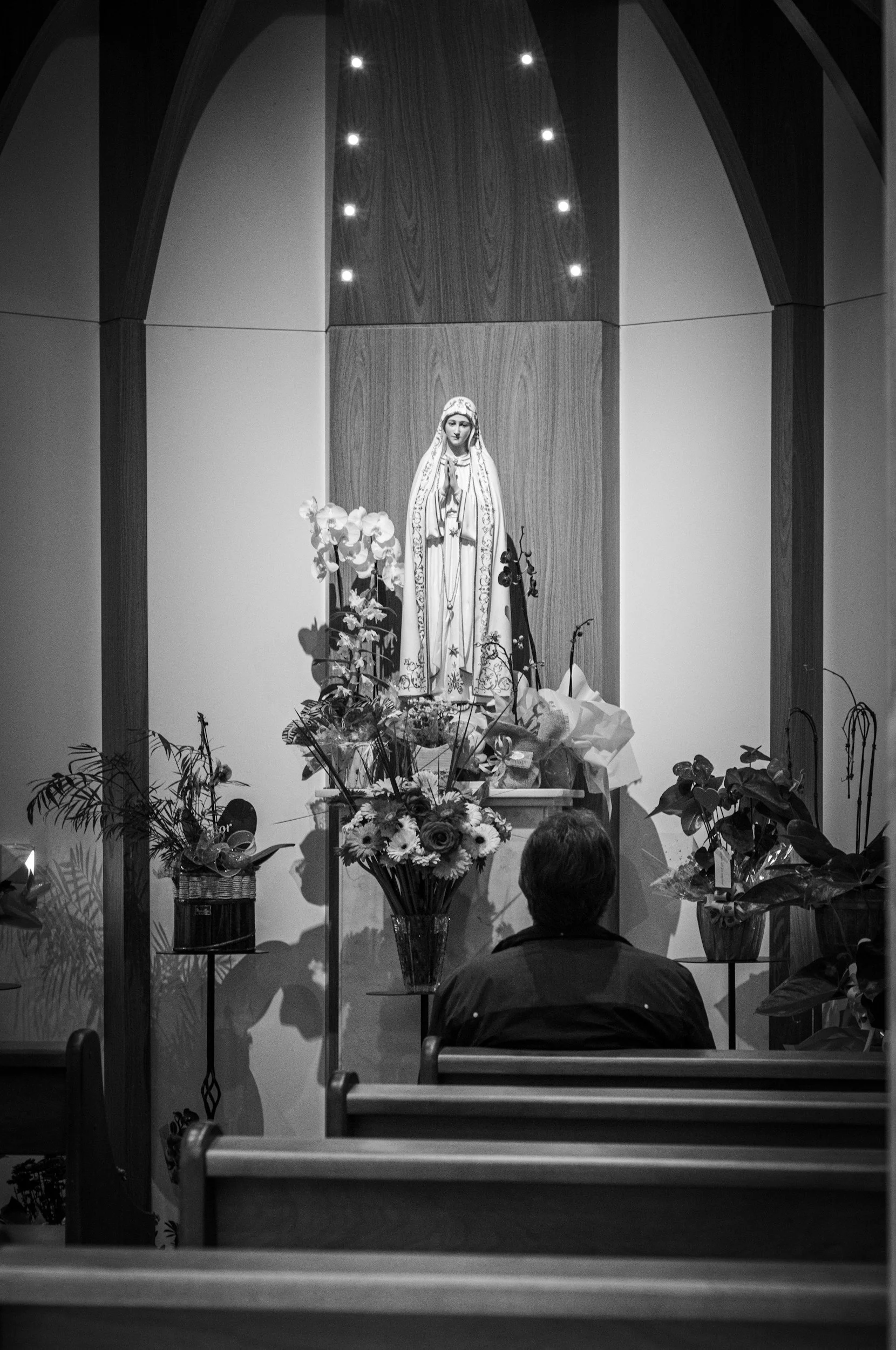 Common signs and symptoms of religious trauma include rigid ways of thinking, social isolation, physical symptoms, and chronic stress.