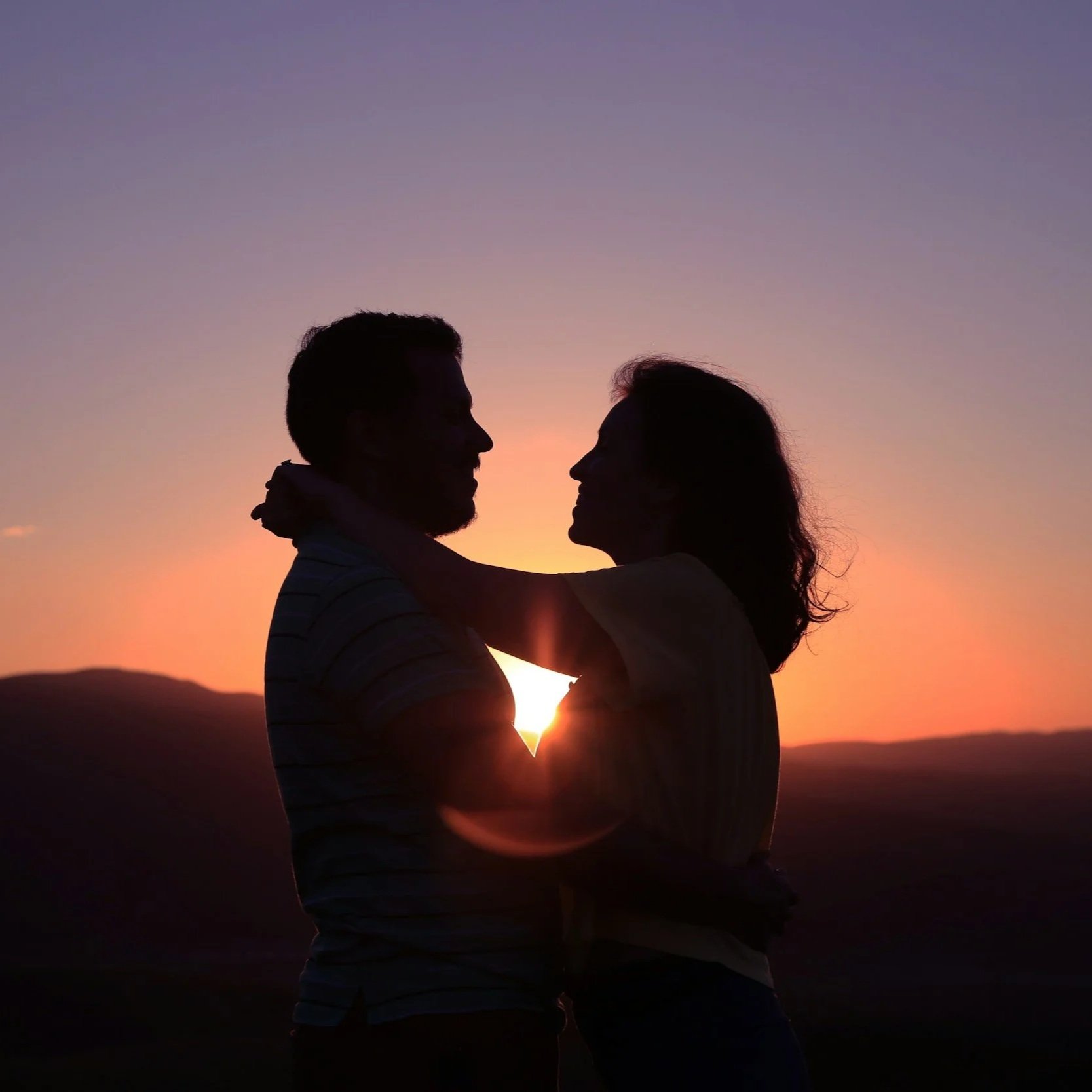 Couple learning how to communicate emotional needs when dating after trauma