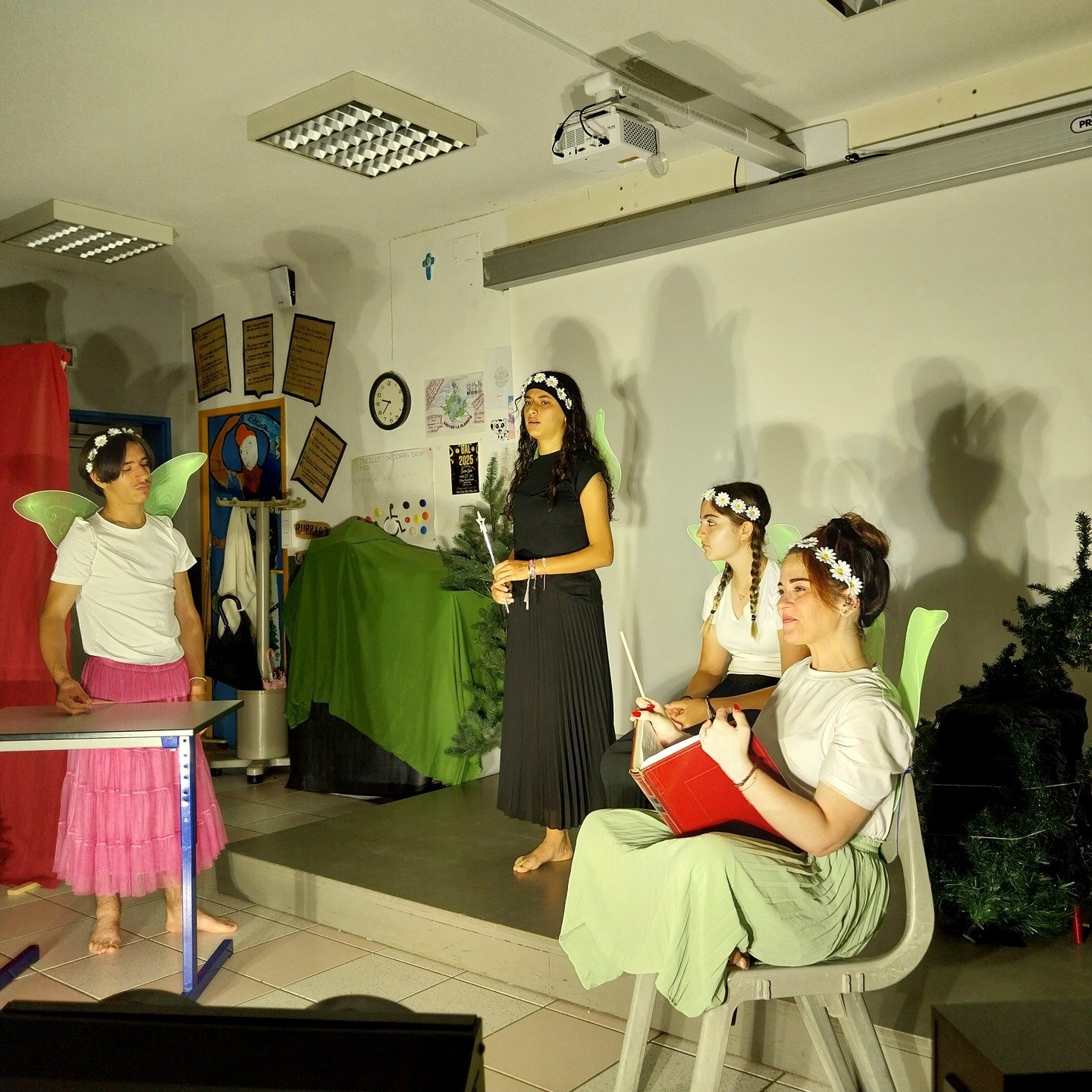 Jeudi 12 juin, les &eacute;l&egrave;ves de l'atelier th&eacute;&acirc;tre ont pr&eacute;sent&eacute; leur pi&egrave;ce Il &eacute;tait une... QUOI ? &agrave; leurs camarades, leurs professeurs et leurs parents. 
Quatre repr&eacute;sentations sur la j