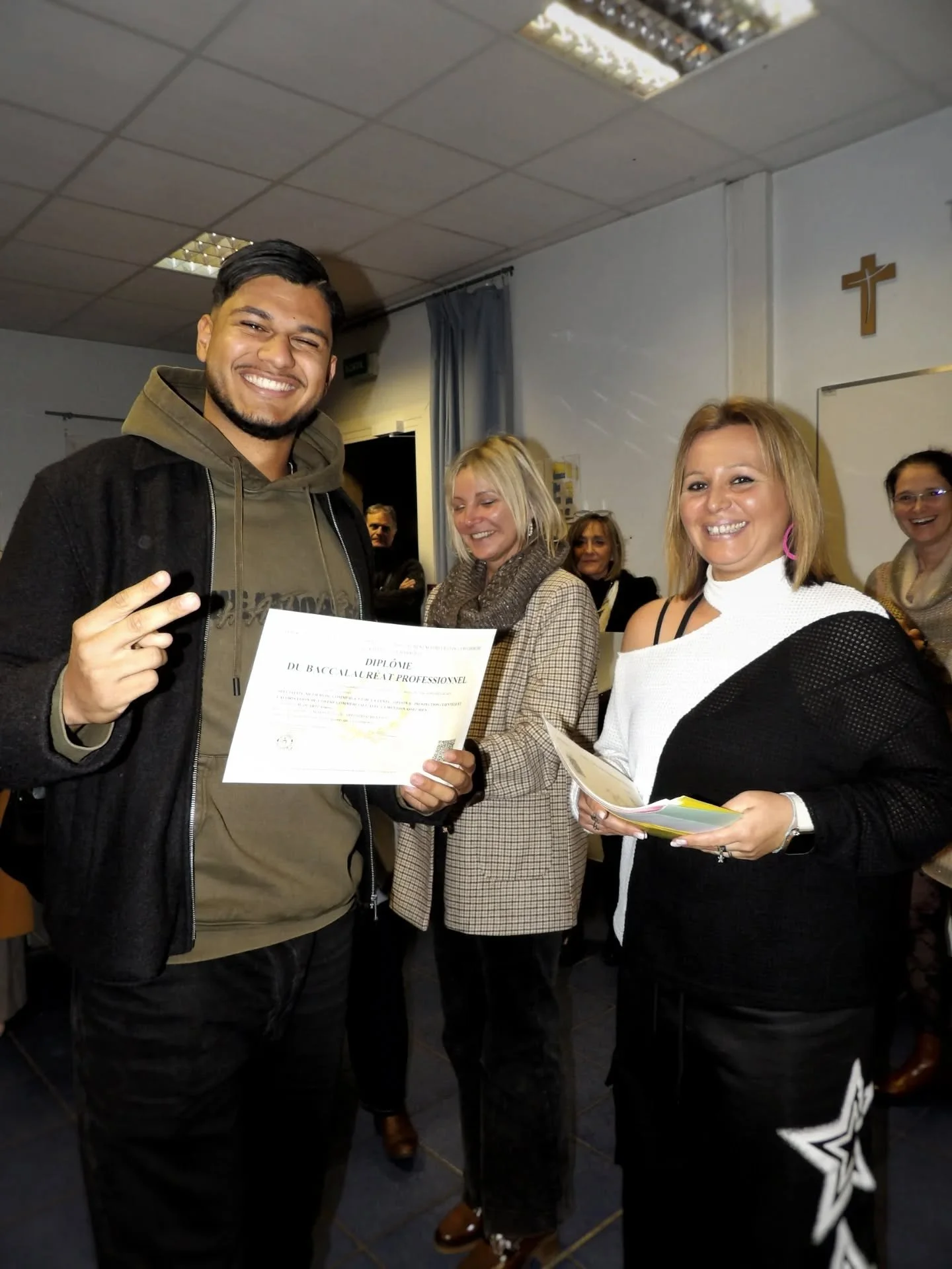 🎓 Ce jeudi 27 novembre, nous avons c&eacute;l&eacute;br&eacute; la remise des dipl&ocirc;mes de nos &eacute;l&egrave;ves de 3e Pr&eacute;pa M&eacute;tiers, de nos Terminales (Bac Pro AGOrA et MCV) ainsi que de nos CAP Cuisine et Service.

Apr&egrave